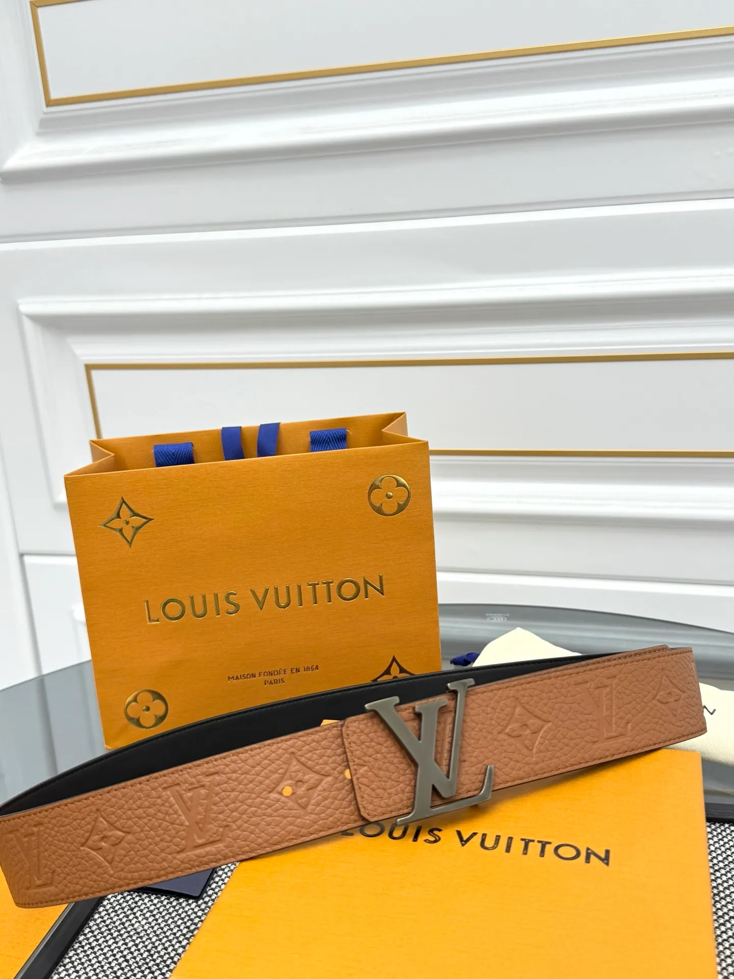 💰520💰Full package💰 💍Purchase level LV⚡️🌹Trendy men's wear New belt L V NEW Width 4cm The belt surface is made of imported Togo pebbles embossed with floral patterns. Pure black original calfskin bottom. Excellent hand feel. Paired with exquisite buckles of the same color as the belt. Multi-color🉑selected. Matches original packaging📦