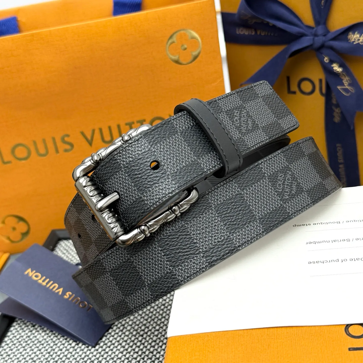 💰480💰Full package💰 💍Purchasing-grade LV⚡️🌹Drift Monogram Surplus belt reinterprets the brand heritage from a youthful perspective and tells the dynamic aesthetics of creative director Pharrell Williams. Monogram coated canvas is dipped in military colors on one side, while the reverse is in plain leather with a subtle pin buckle.