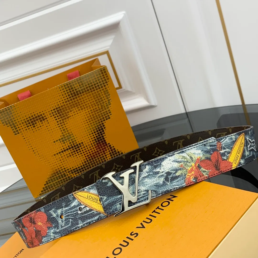 💰480💰Full package💰 💍Purchase-grade LV Louis Vuitton [New product] Genuine version Width 40MM The 2024 early autumn men's wear series follows the footsteps of Dandy sailors and embarks on a global journey. This LV Tag reversible belt has a surf-style pattern on one side, evoking memories of tropical island trips, and flips it over to reveal the classic Monogram element. LV Tag buckle adds another touch of attention