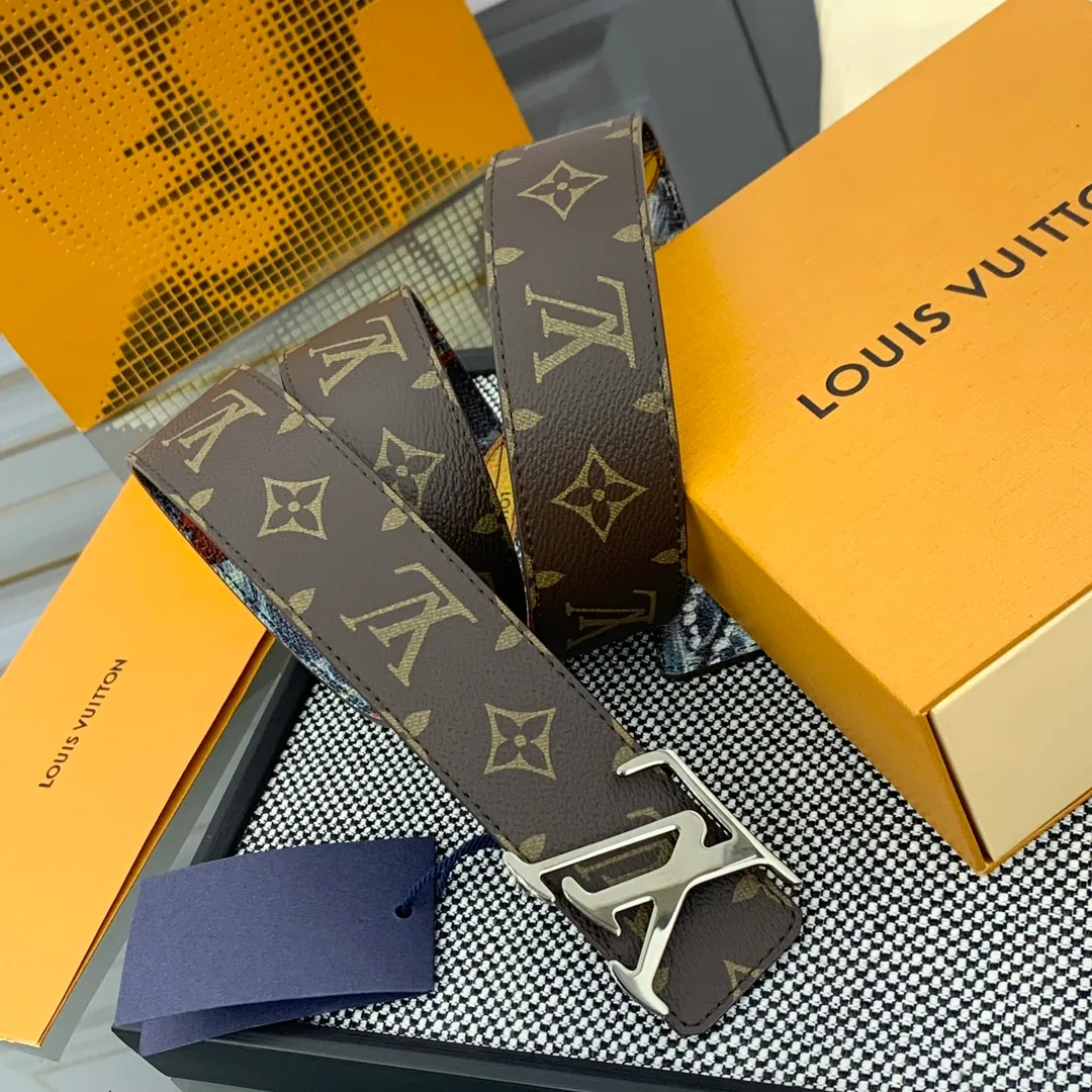 💰480💰Full package💰 💍Purchase-grade LV Louis Vuitton [New product] Genuine version Width 40MM The 2024 early autumn men's wear series follows the footsteps of Dandy sailors and embarks on a global journey. This LV Tag reversible belt has a surf-style pattern on one side, evoking memories of tropical island trips, and flips it over to reveal the classic Monogram element. LV Tag buckle adds another touch of attention