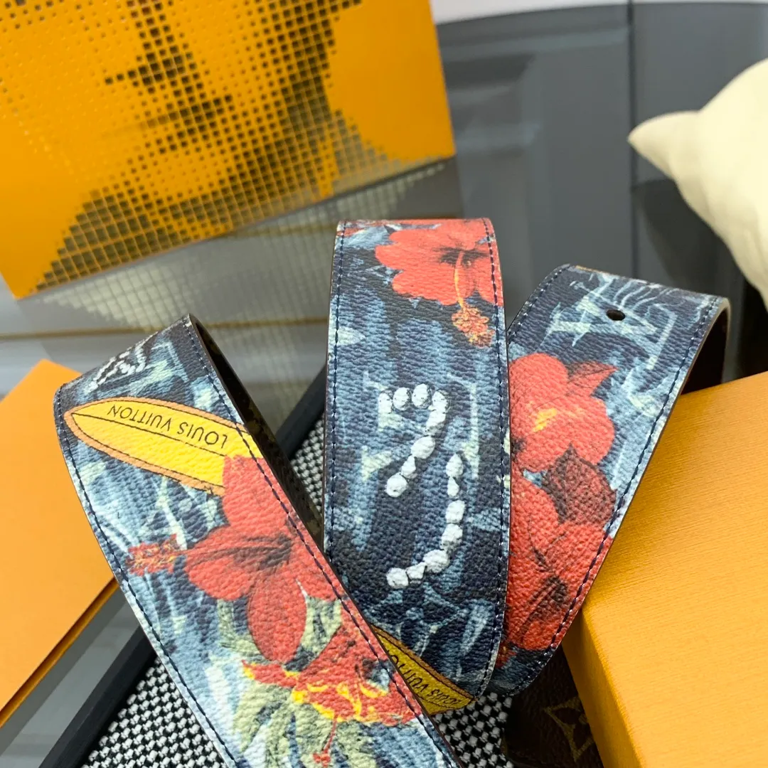 💰480💰Full package💰 💍Purchase-grade LV Louis Vuitton [New product] Genuine version Width 40MM The 2024 early autumn men's wear series follows the footsteps of Dandy sailors and embarks on a global journey. This LV Tag reversible belt has a surf-style pattern on one side, evoking memories of tropical island trips, and flips it over to reveal the classic Monogram element. LV Tag buckle adds another touch of attention