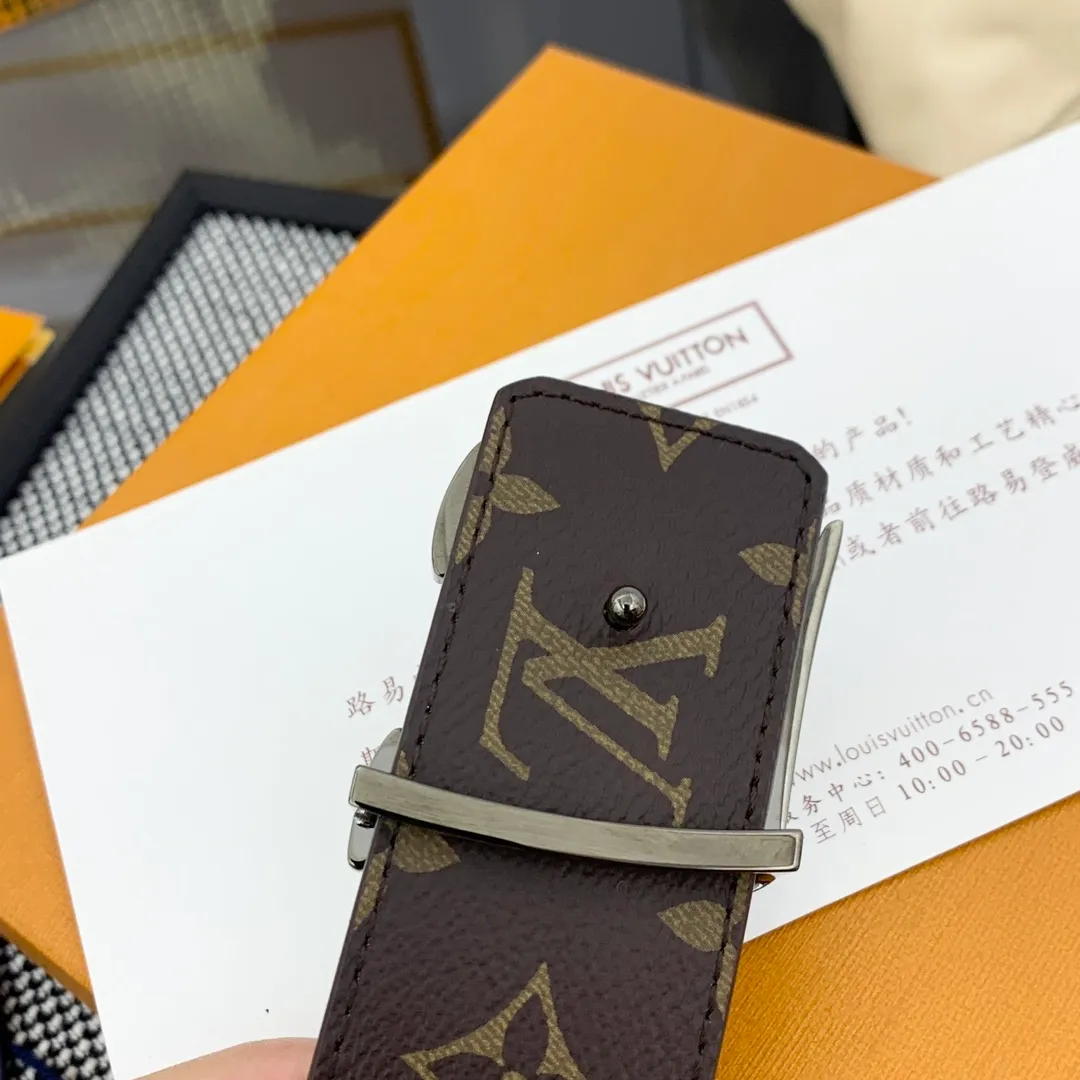 💰480💰Full package💰 💍Purchase-grade LV Louis Vuitton [New product] Genuine version Width 40MM The 2024 early autumn men's wear series follows the footsteps of Dandy sailors and embarks on a global journey. This LV Tag reversible belt has a surf-style pattern on one side, evoking memories of tropical island trips, and flips it over to reveal the classic Monogram element. LV Tag buckle adds another touch of attention