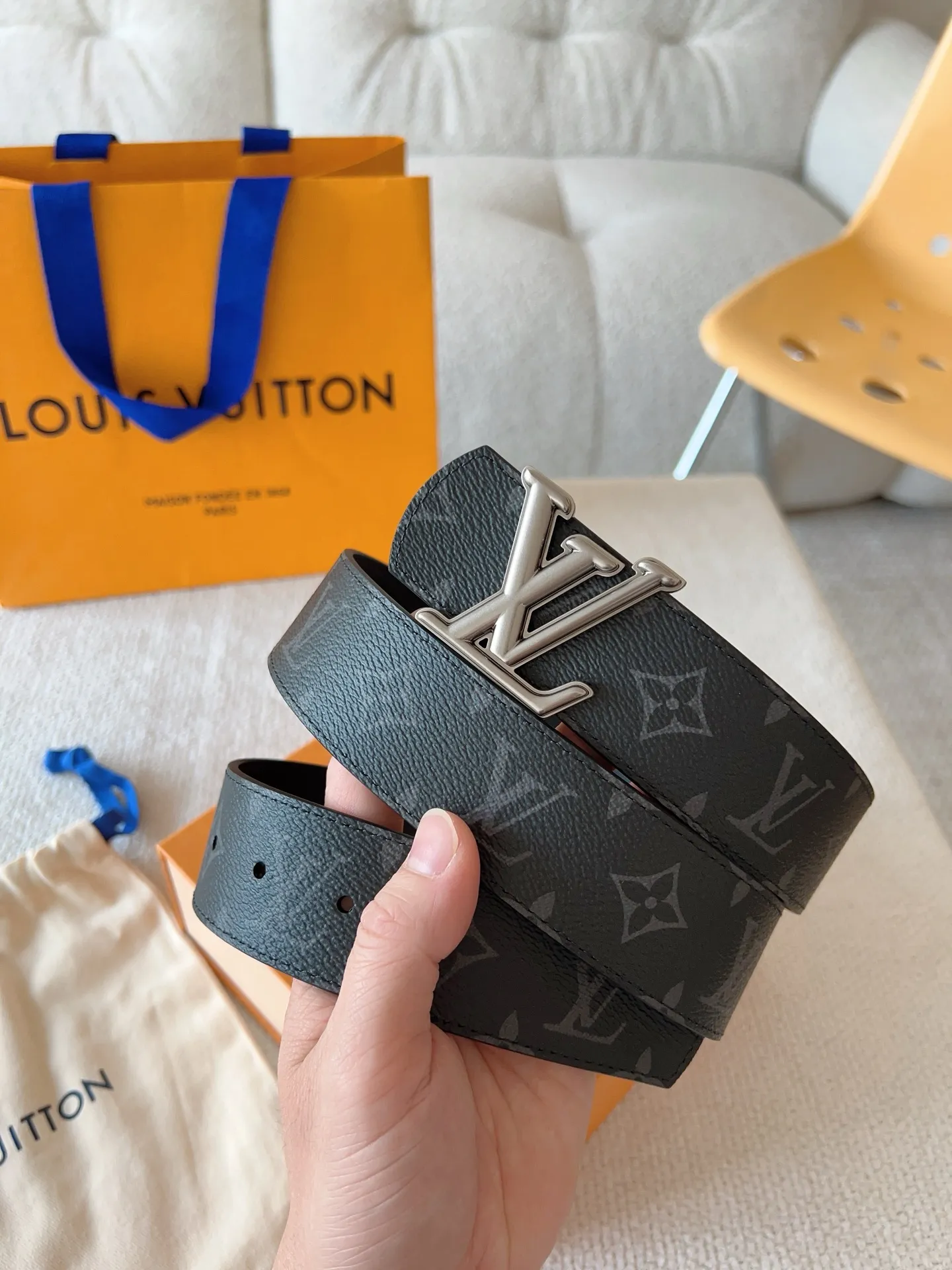 💰480💰Full package💰 💍Purchasing-grade LV Dimension⚡️Double-sided belt combines creative heritage with gorgeous street style⚡️Highlights the fashion vision of creative director Pharrell Williams. Monogram canvas paved outer layer⚡️LV Dimension metal buckle shimmers with subtle luster, making a statement in various occasions⚡️Width: 40mm