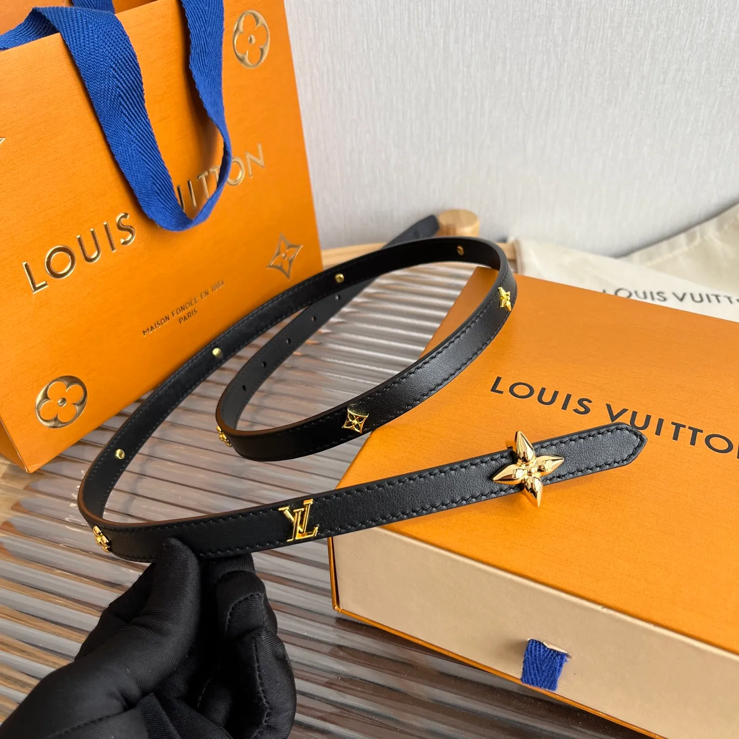 💰560💰Full package💰 💍Purchasing-grade LV⚡️🌹Lvjia women’s belt💎👗Super fairy original replica 1.5cm wide⚡️🌹Fine double-sided solid color calfskin belt decorated with a series of floral patterns and large letter logo hardware New vacuum palladium-plated letter buckle Whether worn with skirts or pants, it is definitely your best choice