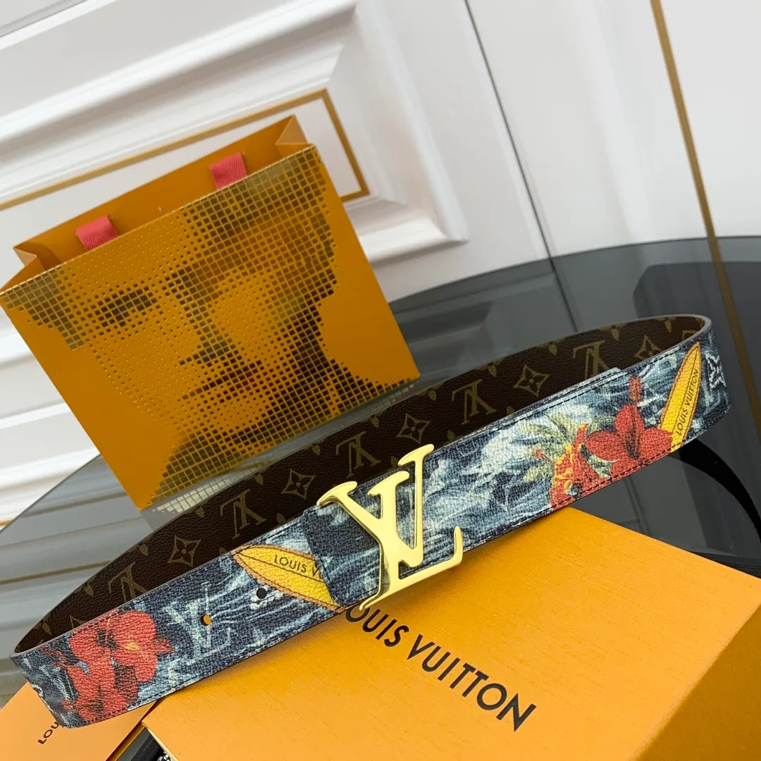 💰480💰Full package💰 💍Purchase-grade LV Louis Vuitton [New product] Genuine version Width 40MM The 2024 early autumn men's wear series follows the footsteps of Dandy sailors and embarks on a global journey. This LV Tag reversible belt has a surf-style pattern on one side, evoking memories of tropical island trips, and flips it over to reveal the classic Monogram element. LV Tag buckle adds another touch of attention