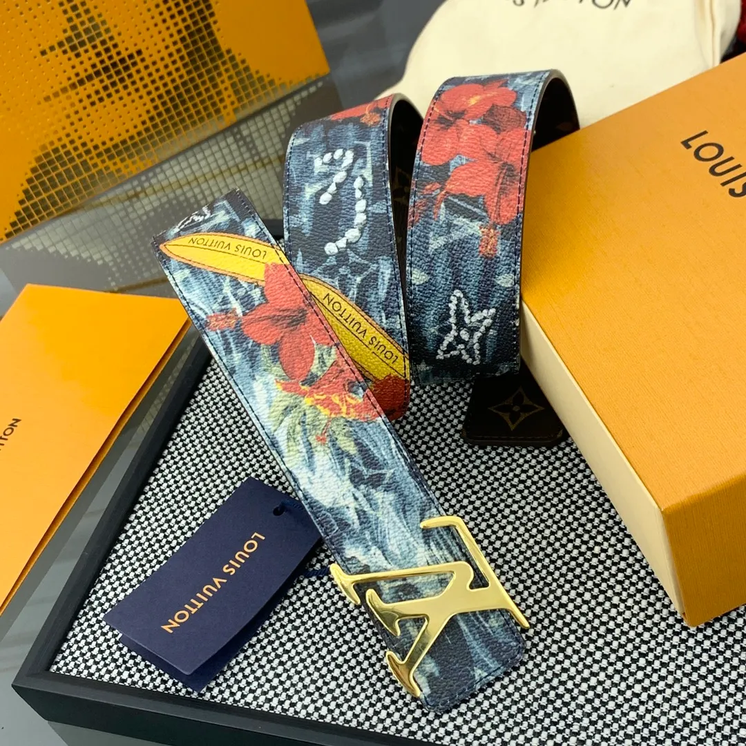 💰480💰Full package💰 💍Purchase-grade LV Louis Vuitton [New product] Genuine version Width 40MM The 2024 early autumn men's wear series follows the footsteps of Dandy sailors and embarks on a global journey. This LV Tag reversible belt has a surf-style pattern on one side, evoking memories of tropical island trips, and flips it over to reveal the classic Monogram element. LV Tag buckle adds another touch of attention
