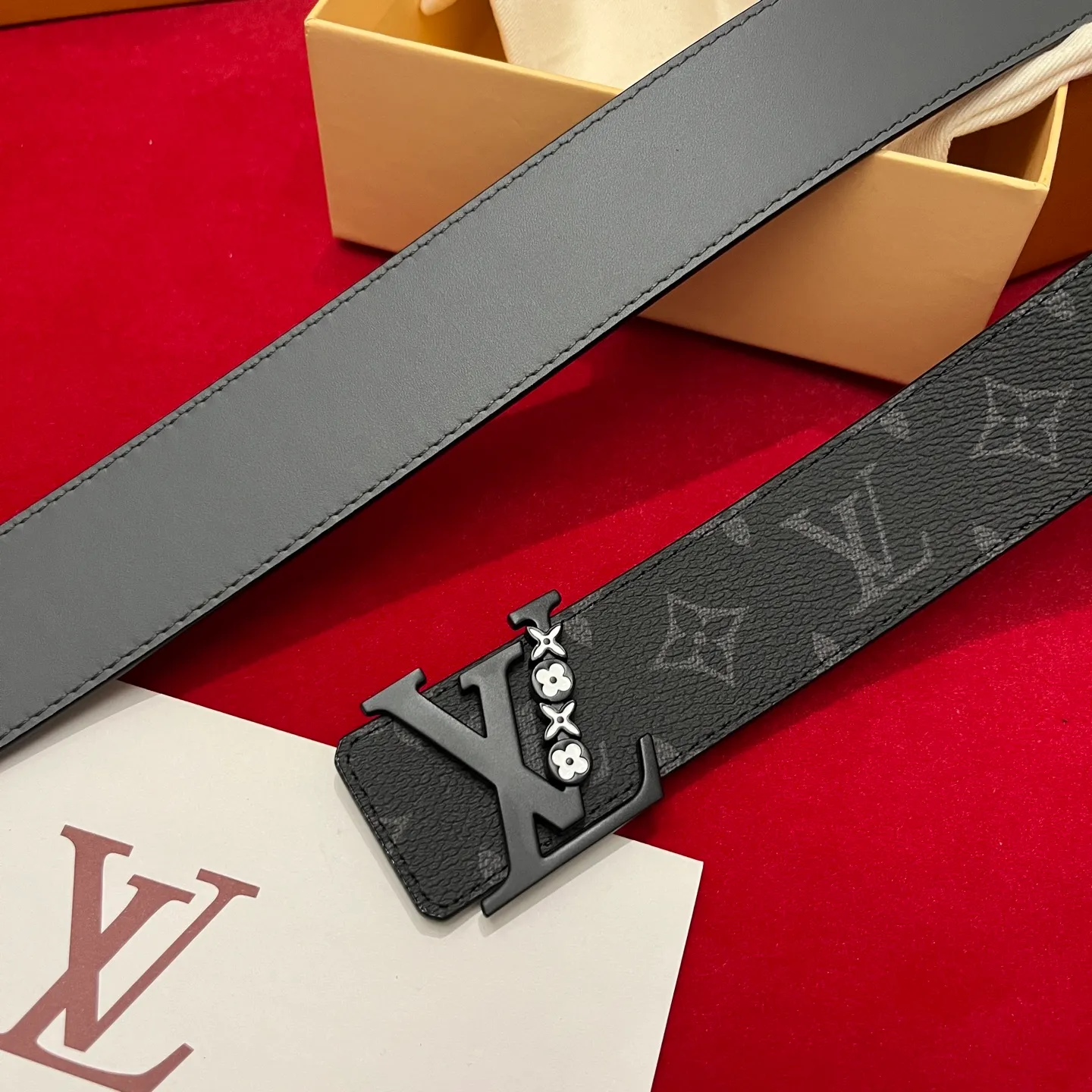 💰480💰Full package💰 💍Purchase level LV men’s latest top-quality belt Width 40mm One side of the belt is made of customized canvas fabric and the other side is imported original calfskin Double-sided use Equipped with classic letter buckle Top-notch craftsmanship Super good texture