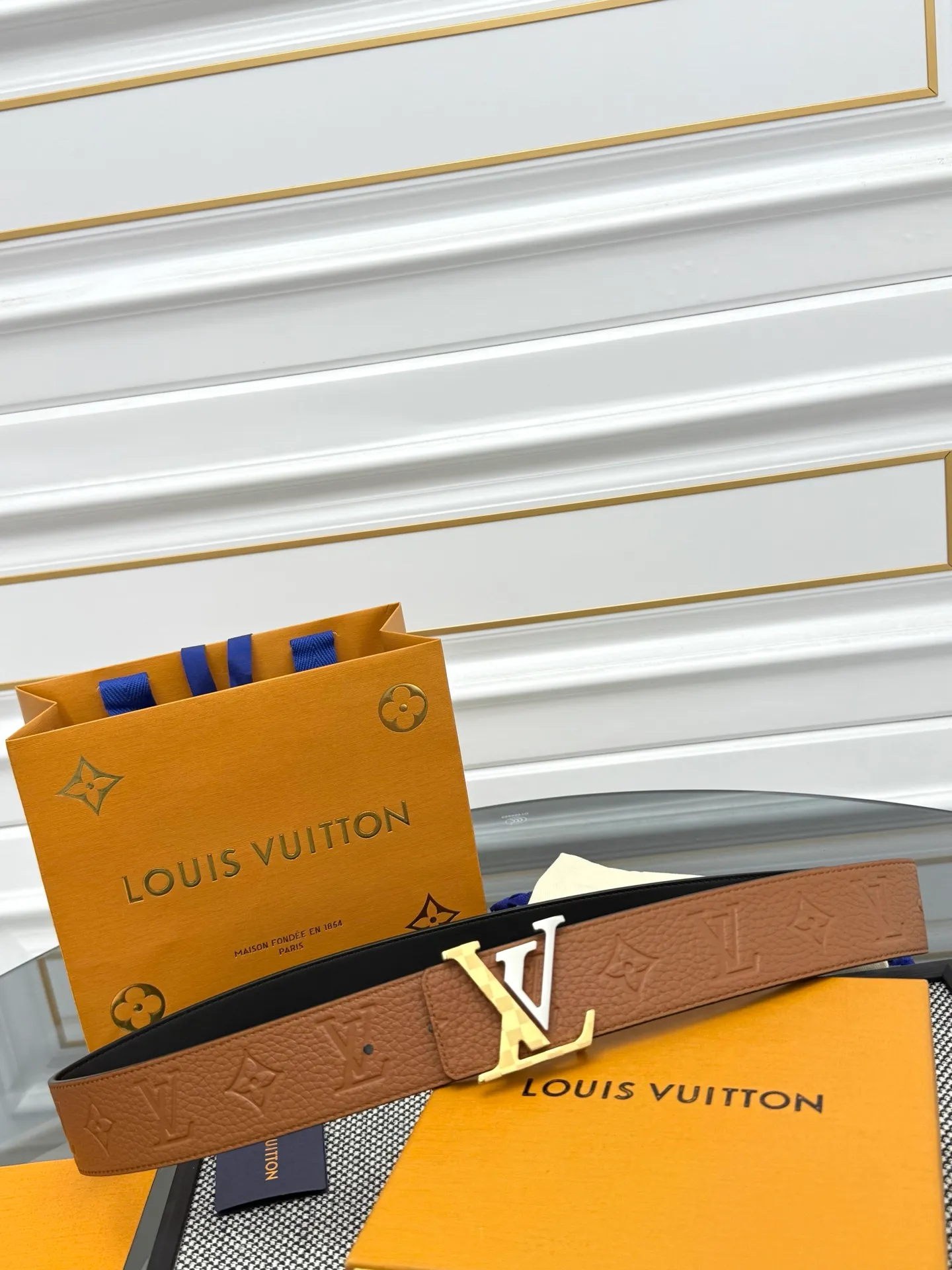 💰520💰Full package💰 💍Purchase level LV⚡️🌹Trendy men's wear New belt L V NEW Width 4cm The belt surface is made of imported Togo pebbles embossed with floral patterns. Pure black original calfskin bottom. Excellent hand feel. Paired with exquisite buckles of the same color as the belt. Multi-color🉑selected. Matches original packaging📦