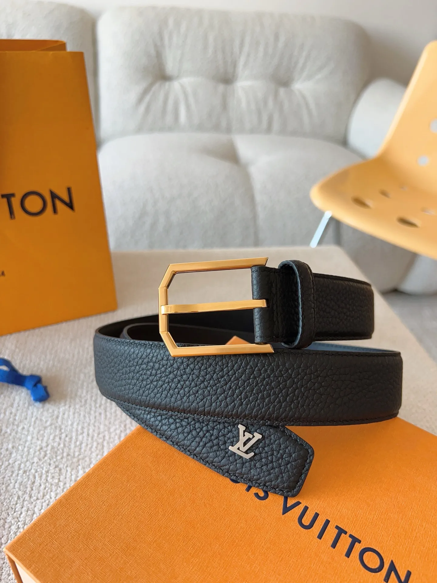 💰520💰Full package💰 💍Purchasing-grade LV casual pin buckle series⚡️Heritage belt is made of grained and smooth leather⚡️The brushed metal curved buckle highlights the elegant style. LV pins adorn the ends, suitable for formal wear⚡️Belt width: 35mm