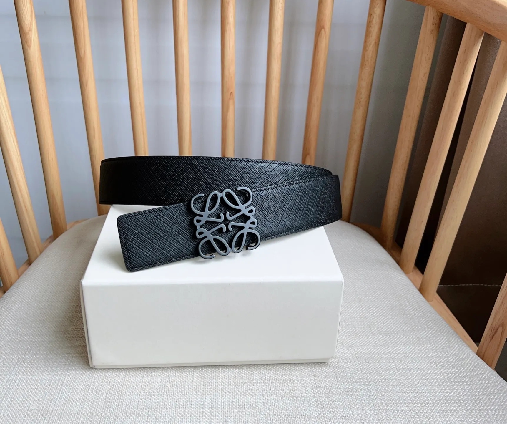 💰480💰Full package💰 💍Purchasing-grade LOEWE⚡️🌹The latest counter belt of the same style, double-sided first-layer cowhide⚡️🌹Simple shape and exquisite material quality, committed to creating fashionable products in different fields⚡️🌹Width: 4.0cm