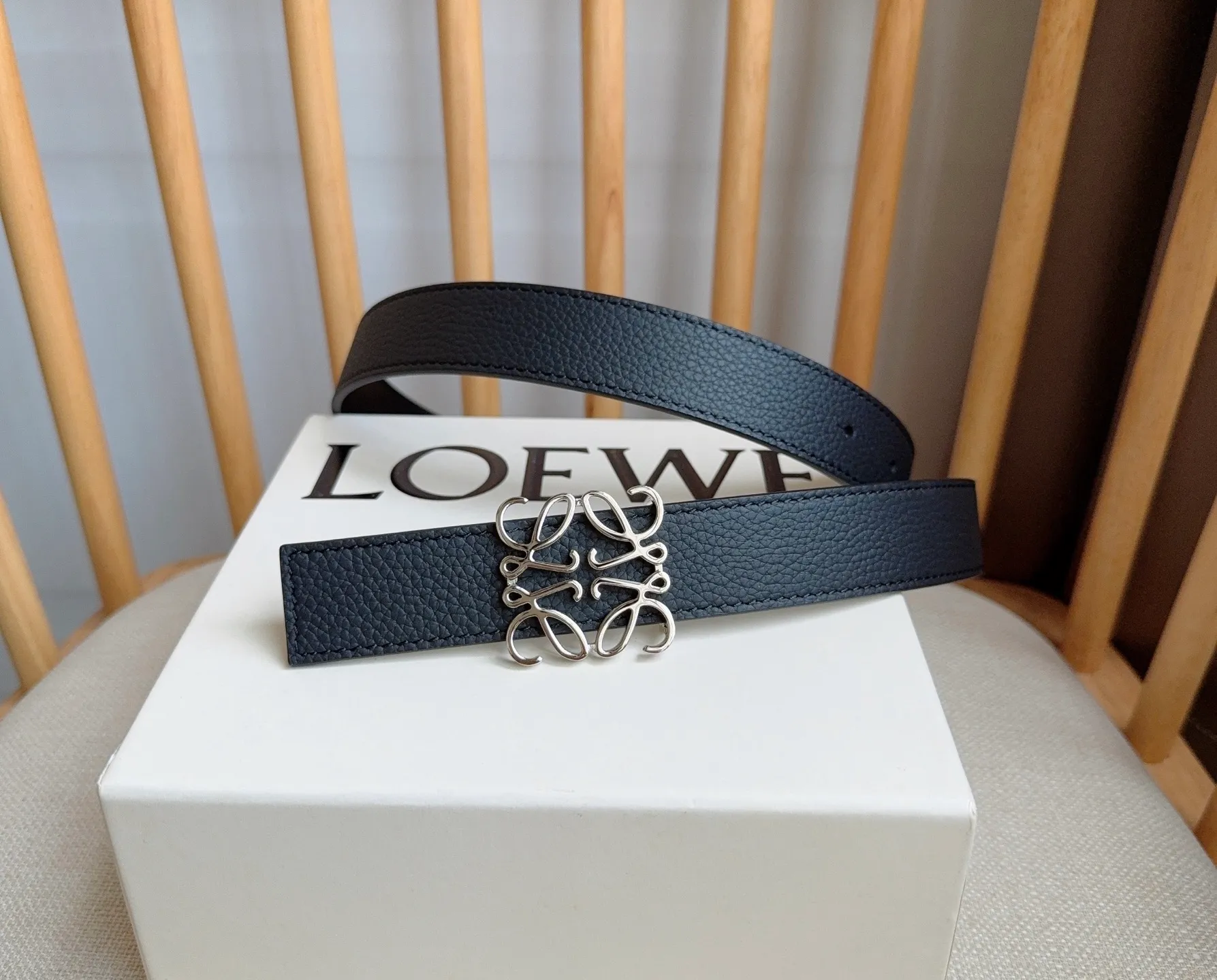 💰440💰Full package💰 💍Purchasing-grade LOEWE counter’s latest belt of the same style [Celebration][Celebration] The belt is made of soft grained cow leather and smooth cow leather. Equipped with LOEWE Anagram pin buckle. Excellent craftsmanship. Personalized shape. Exquisite material. Width: 2.8cm.