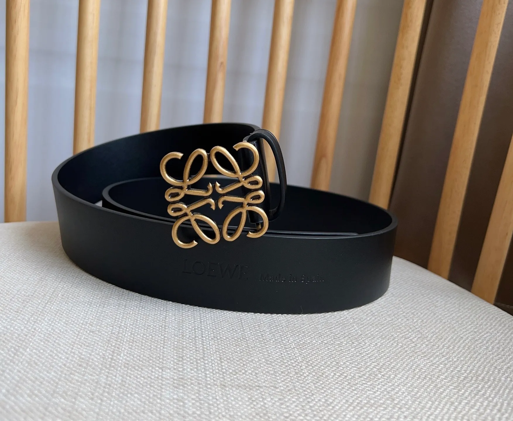 💰480💰Full package💰 💍Purchasing-grade LOEWE counter's latest belt of the same style [Celebration][Celebration] Made of smooth cow leather belt, equipped with LOEWE Anagram pin buckle five-hole adjustment, excellent craftsmanship, personalized shape, exquisite material, width: 4.0cm