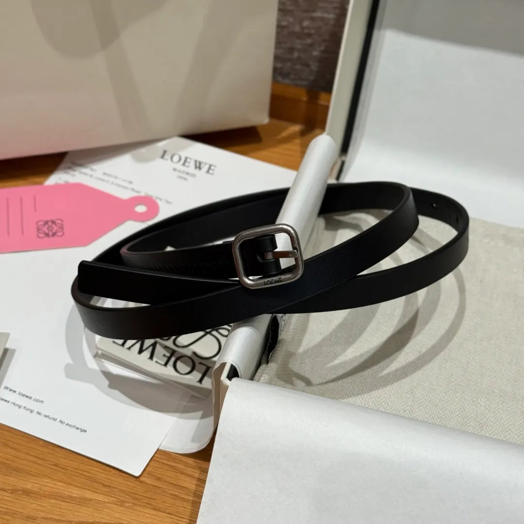 💰440💰Full package💰 💍Purchase level LOEWE⚡️🌹Classic cow leather soft belt Vegetable-tanned classic cow leather soft belt, equipped with LOEWE engraved buckle, the leather has been treated. It will age naturally and show its luster over time. Five-hole adjustment. Width 1.5cm