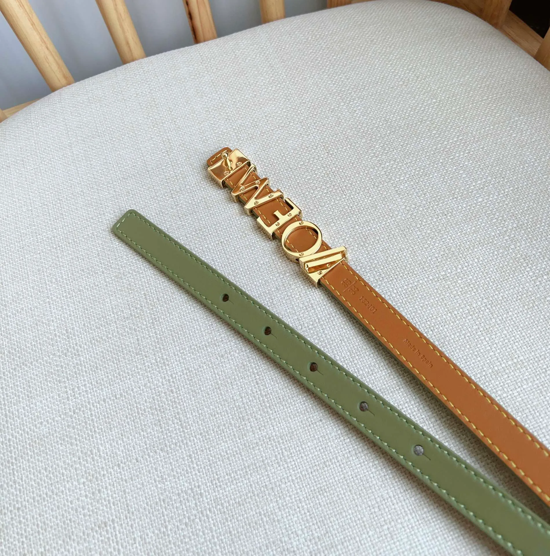 💰440💰Complete package💰 💍Purchasing-grade LOEWE counter latest belt of the same style [Celebration][Celebration] Made of smooth cow leather belt decorated with metal LOEWE belt buckle five-hole adjustment Excellent craftsmanship Personalized shape Exquisite material Width: 1.5cm