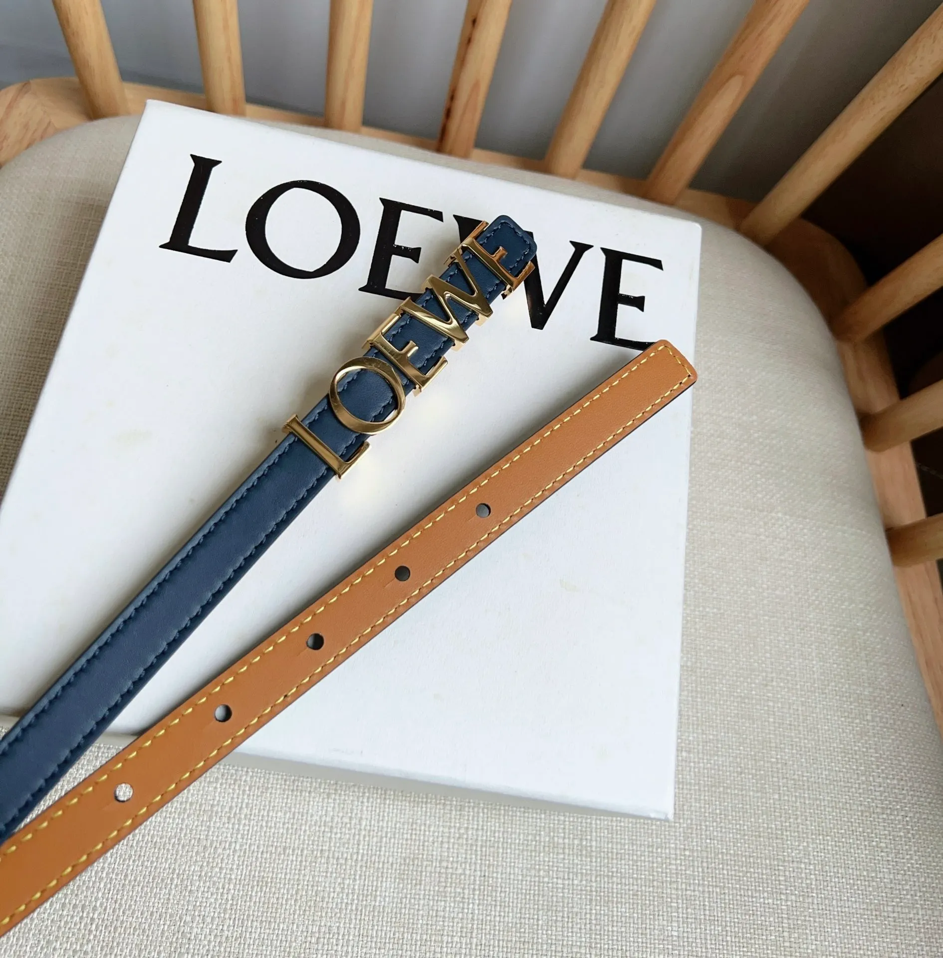 💰440💰Complete package💰 💍Purchasing-grade LOEWE counter latest belt of the same style [Celebration][Celebration] Made of smooth cow leather belt decorated with metal LOEWE belt buckle five-hole adjustment Excellent craftsmanship Personalized shape Exquisite material Width: 1.5cm