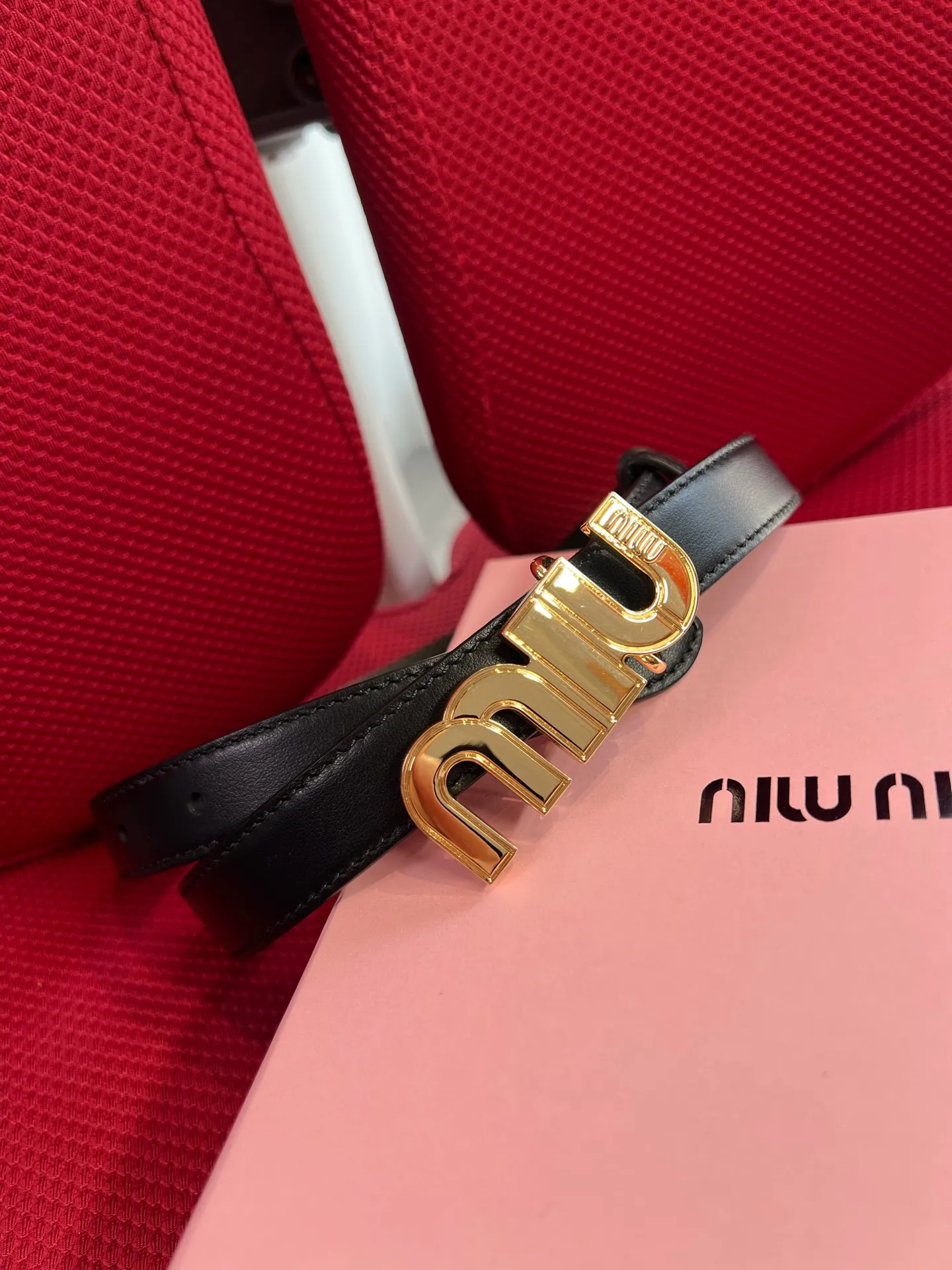💰460💰Full package💰 💍Purchase level New model from Miumiu miumiu counter⚡️🌹This leather belt is ideal for enhancing your chic style. The eye-catching signature logo adorns the buckle, creating a sophisticated contrasting color and texture effect⚡️🌹Metal logo buckle Buckle with eye-catching logo⚡️🌹Height: 2cm