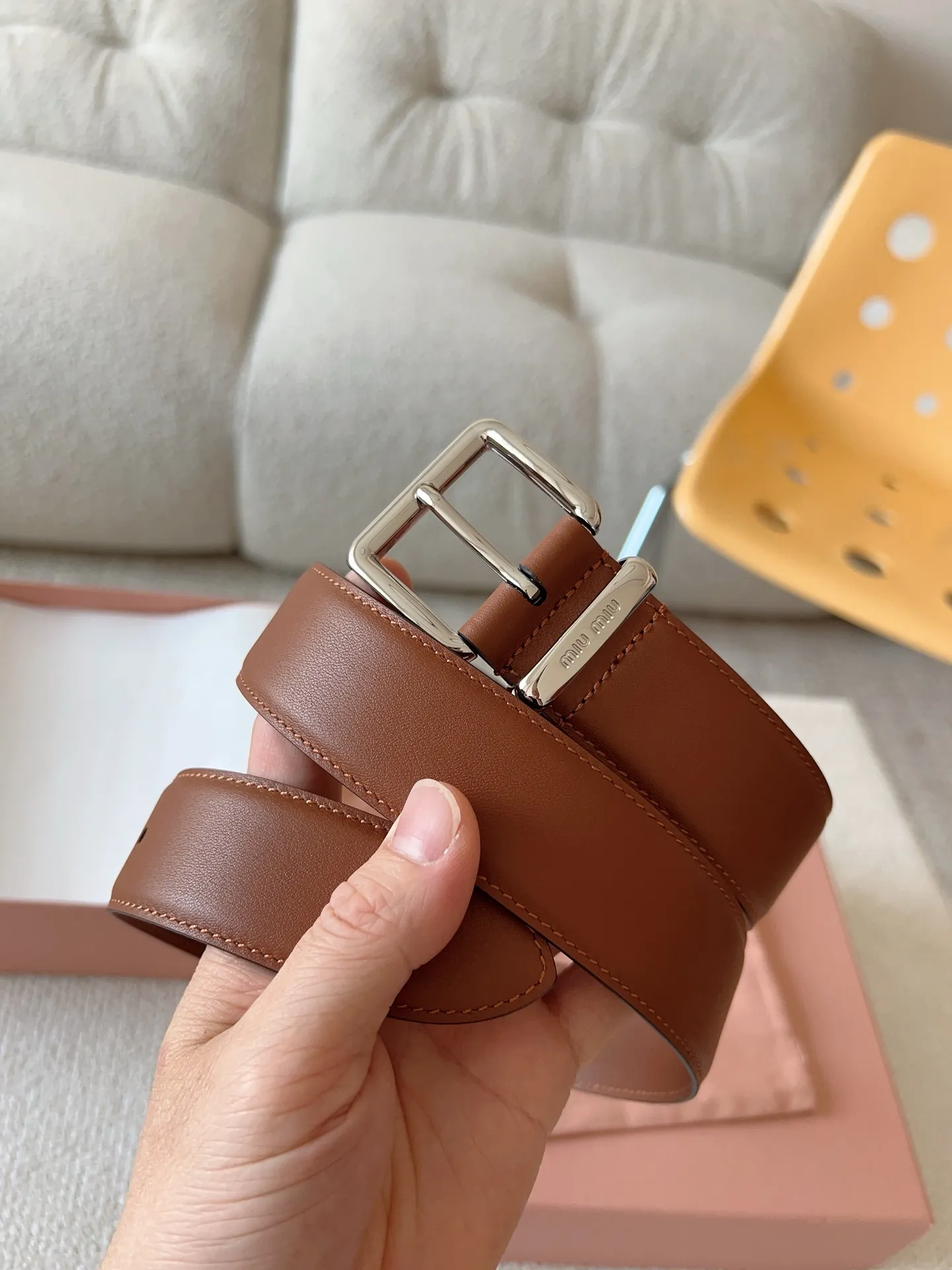 💰480💰Full package💰 💍Purchase level Miu Miu This leather belt has a simple yet elegant design, with the Miu Miu logo on the belt loop. Combining metallic details and signature elements, the Miu Miu belt's refined materials are highlighted. Versatile, practical, casual and elegant, it can be easily styled no matter what style it is! Belt wide width: 35mm