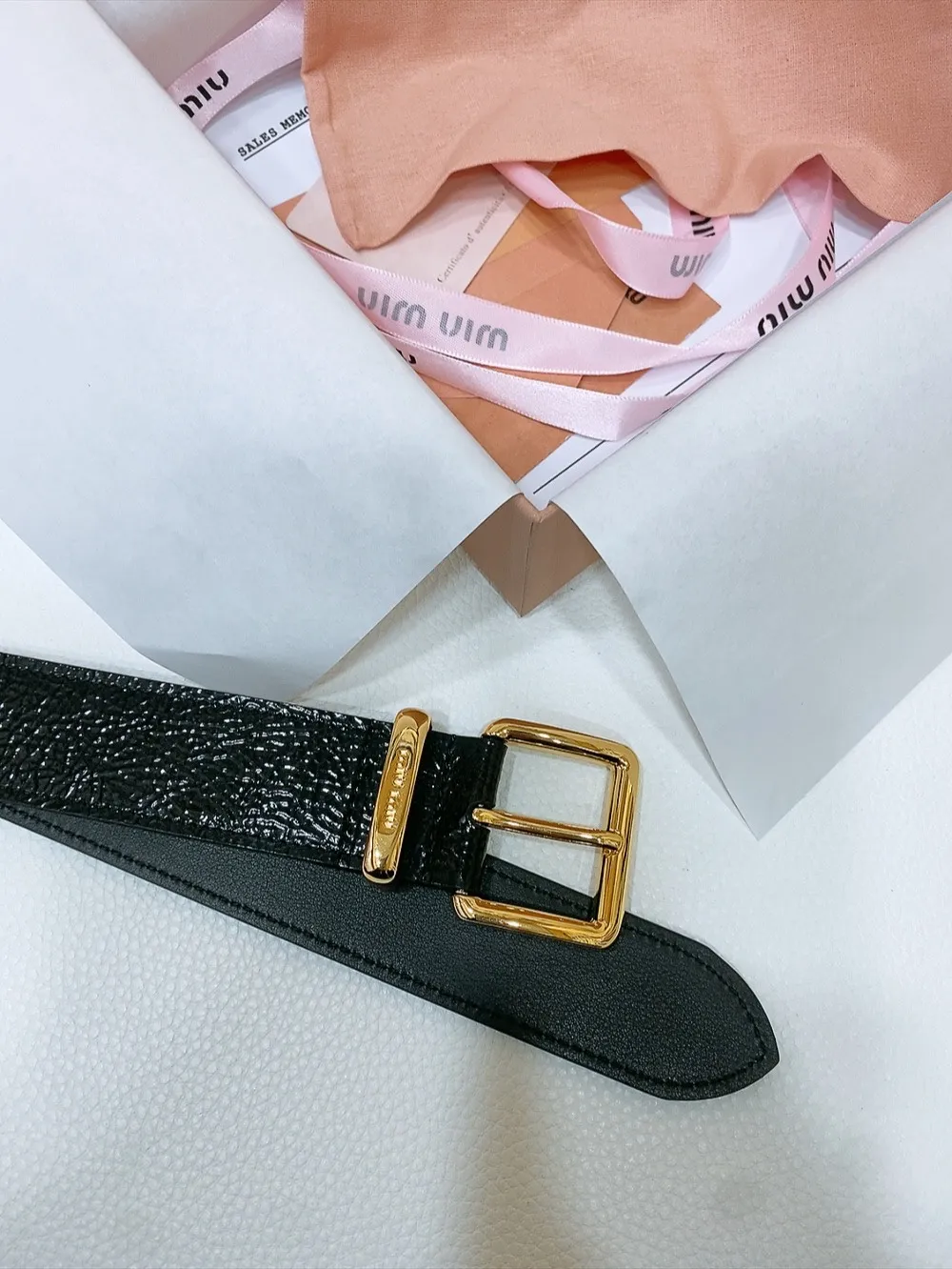 💰440💰Full package💰 💍Purchase level New model from Miumiu miumiu counter⚡️ This leather belt is ideal to enhance your chic style⚡️Eye-catching engraved hardware logo with square pin buckle, soft and delicate calfskin to the touch. Very fashionable and versatile⚡️Width: 3.4cm