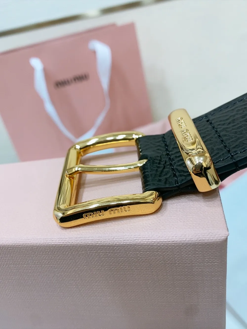 💰440💰Full package💰 💍Purchase level New model from Miumiu miumiu counter⚡️ This leather belt is ideal to enhance your chic style⚡️Eye-catching engraved hardware logo with square pin buckle, soft and delicate calfskin to the touch. Very fashionable and versatile⚡️Width: 3.4cm