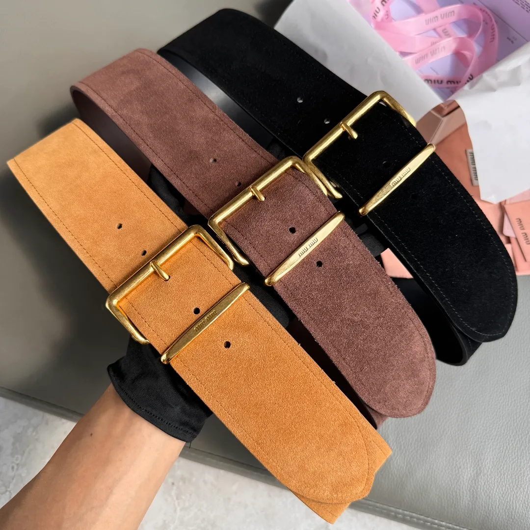 💰560💰Authentic packaging💰 💍Purchase grade Miu Miu 24 metal buckle. The belt loop is decorated with laser engraved logo. This leather belt has a simple and elegant design. The belt ring has the Miu Miu logo. Imported cowhide belt 6.0cm