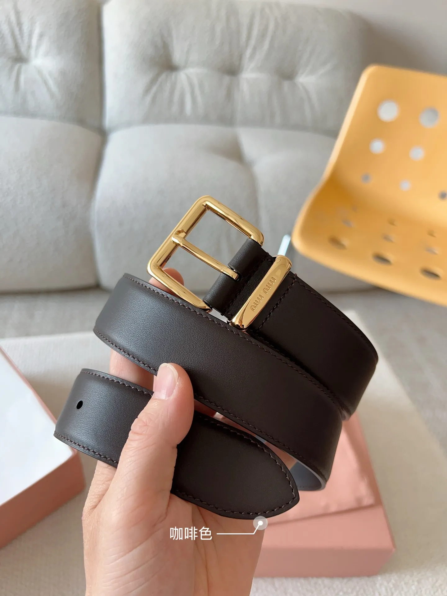 💰480💰Full package💰 💍Purchase level Miu Miu This leather belt has a simple yet elegant design, with the Miu Miu logo on the belt loop. Combining metallic details and signature elements, the Miu Miu belt's refined materials are highlighted. Versatile, practical, casual and elegant, it can be easily styled no matter what style it is! Belt wide width: 35mm