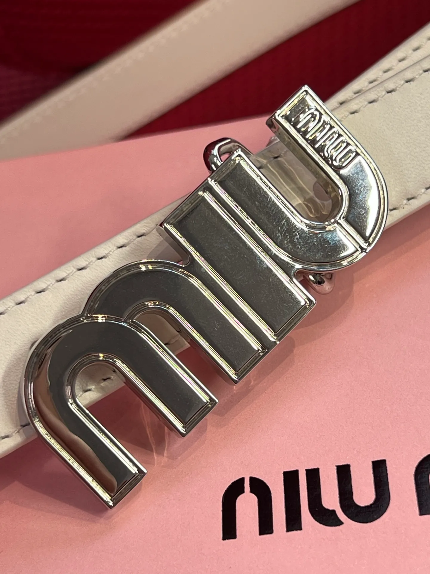 💰460💰Full package💰 💍Purchase level New model from Miumiu miumiu counter⚡️🌹This leather belt is ideal for enhancing your chic style. The eye-catching signature logo adorns the buckle, creating a sophisticated contrasting color and texture effect⚡️🌹Metal logo buckle Buckle with eye-catching logo⚡️🌹Height: 2cm