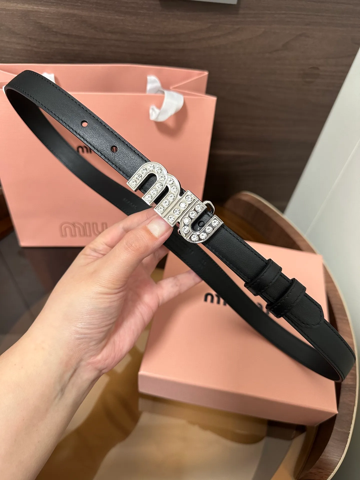 💰460💰Full package💰 💍Purchase level Miumiu⚡️🌹This leather belt is ideal for enhancing your chic style. The eye-catching iconic logo embellishes the buckle to create exquisite contrasting colors and texture effects. Width 2.0cm