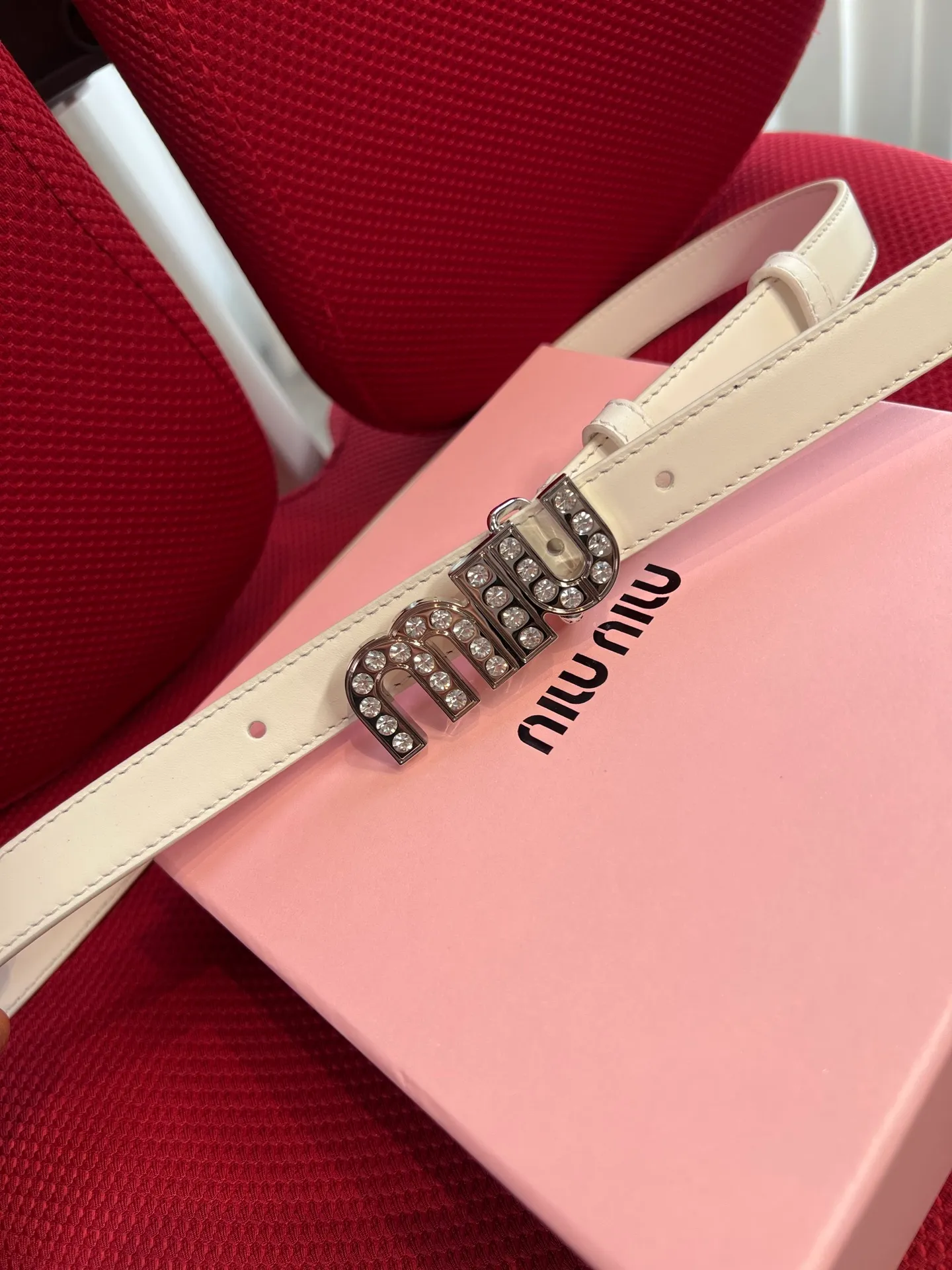💰460💰Full package💰 💍Purchase level New model from Miumiu miumiu counter⚡️🌹This leather belt is ideal for enhancing your chic style. The eye-catching signature logo adorns the buckle, creating a sophisticated contrasting color and texture effect⚡️🌹Metal logo buckle Buckle with eye-catching logo⚡️🌹Height: 2cm