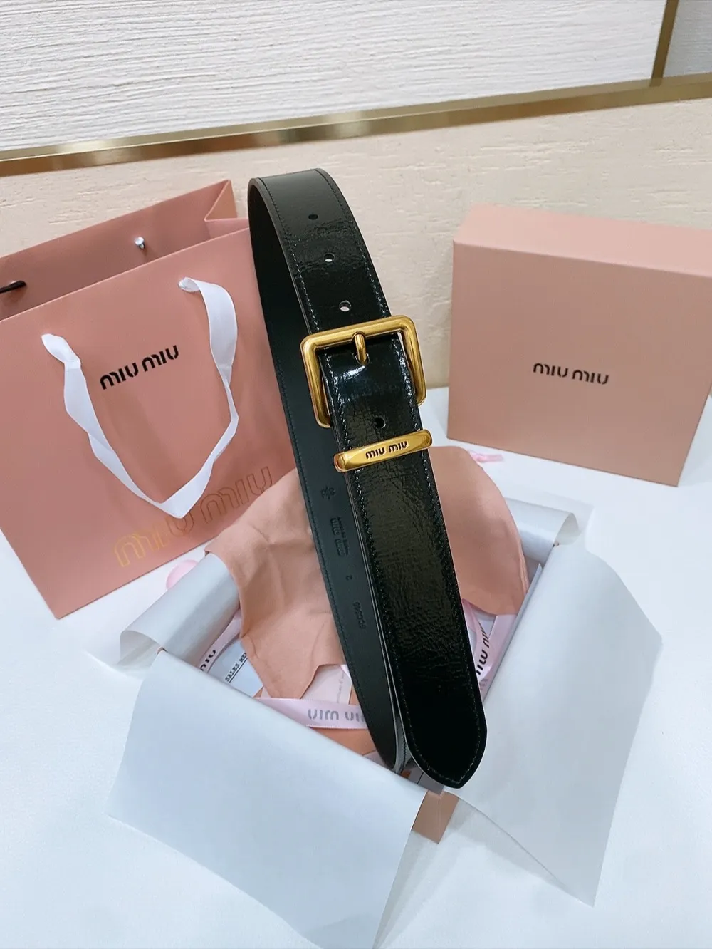 💰440💰Full package💰 💍Purchase level New model from Miumiu miumiu counter⚡️ This leather belt is ideal to enhance your chic style⚡️Eye-catching engraved hardware logo with square pin buckle, soft and delicate calfskin to the touch. Very fashionable and versatile⚡️Width: 3.4cm