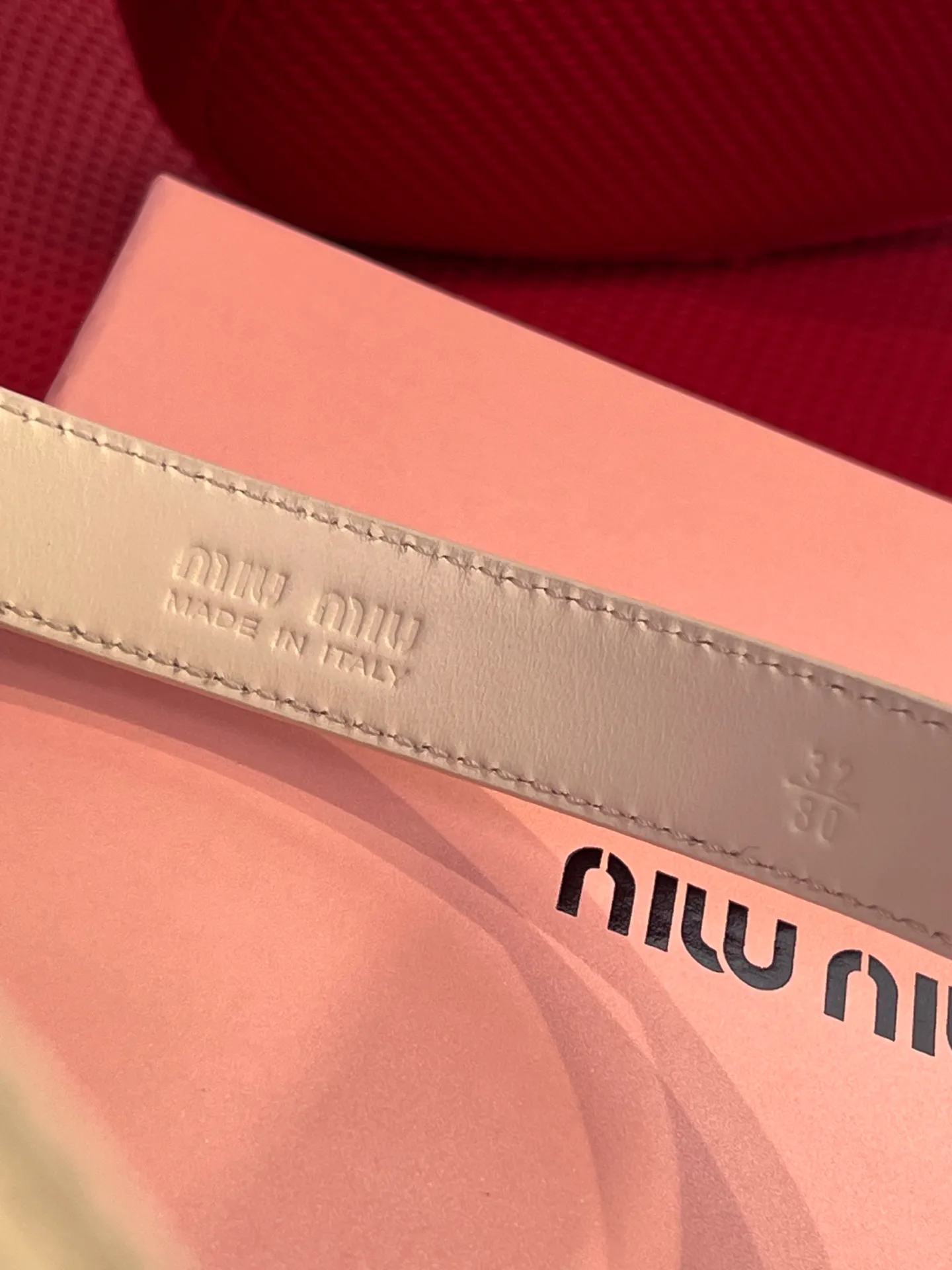 💰460💰Full package💰 💍Purchase level New model from Miumiu miumiu counter⚡️🌹This leather belt is ideal for enhancing your chic style. The eye-catching signature logo adorns the buckle, creating a sophisticated contrasting color and texture effect⚡️🌹Metal logo buckle Buckle with eye-catching logo⚡️🌹Height: 2cm