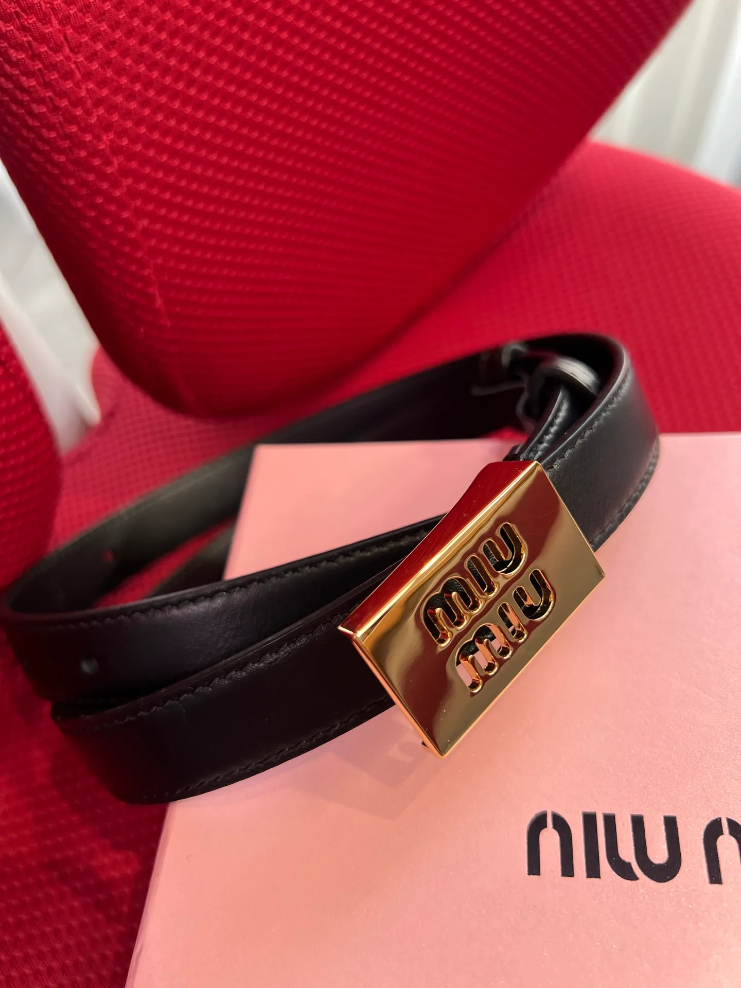 💰440💰Full package💰 💍Purchase level New model from Miumiu miumiu counter⚡️🌹This leather belt is ideal for enhancing your chic style. The eye-catching signature logo adorns the buckle, creating a sophisticated contrasting color and texture effect⚡️🌹Metal logo buckle Buckle with eye-catching logo⚡️🌹Height: 2cm