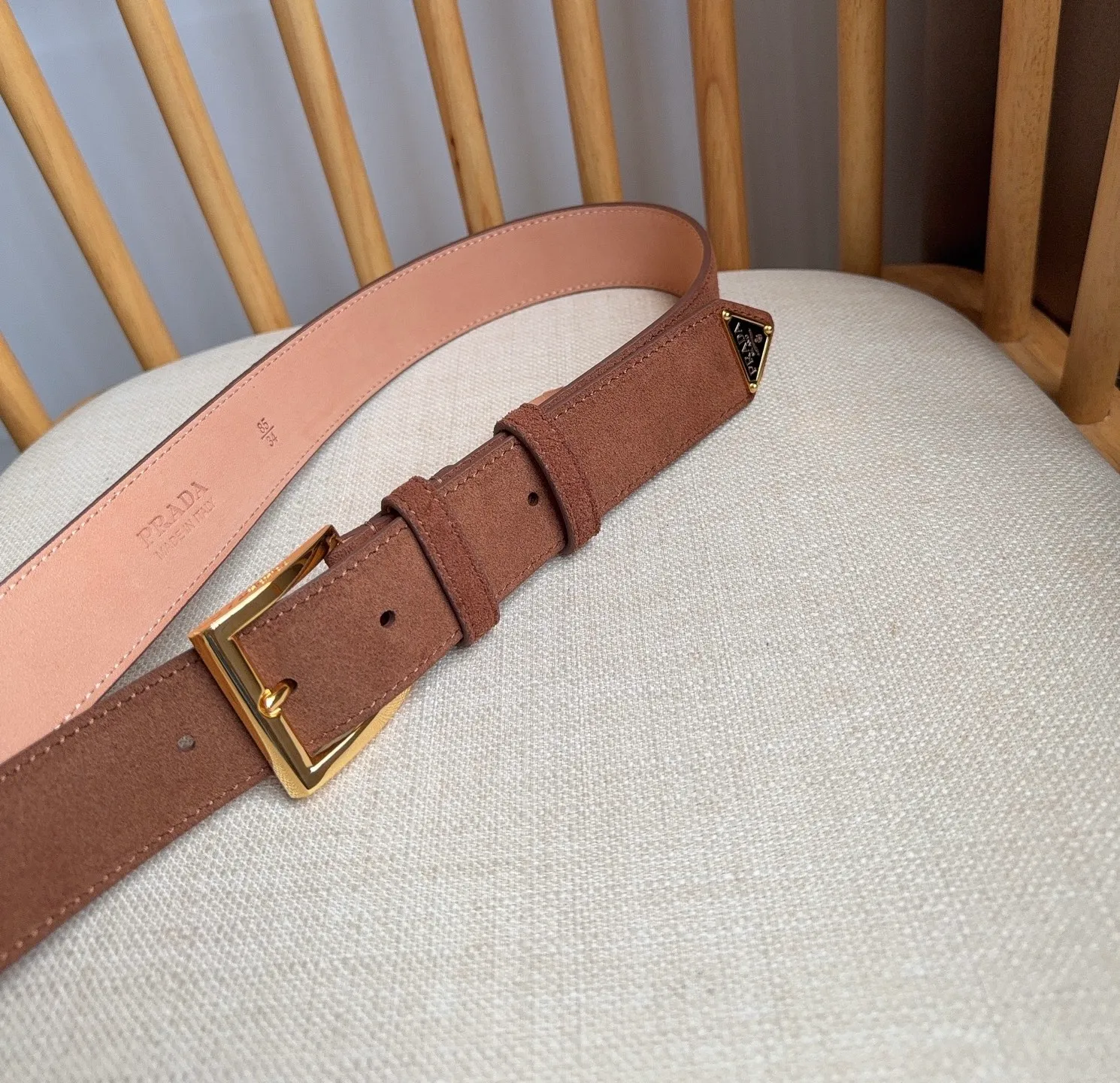💰480💰Full package💰 💍Purchase-grade PRADA (Prada) ⚡️🌹The latest model at the counter. This suede leather belt has a simple yet exquisite style. The end is eye-catchingly decorated with an enamel triangular metal logo⚡️🌹It is the brand's iconic material. Unisex Width 3.5cm