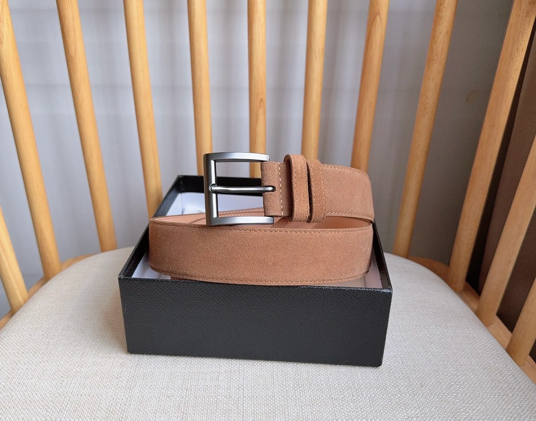 💰480💰Full package💰 💍Purchase-grade PRADA (Prada) ⚡️🌹The latest model at the counter. This suede leather belt has a simple yet exquisite style. The end is eye-catchingly decorated with an enamel triangular metal logo⚡️🌹It is the brand's iconic material. Unisex Width 3.5cm