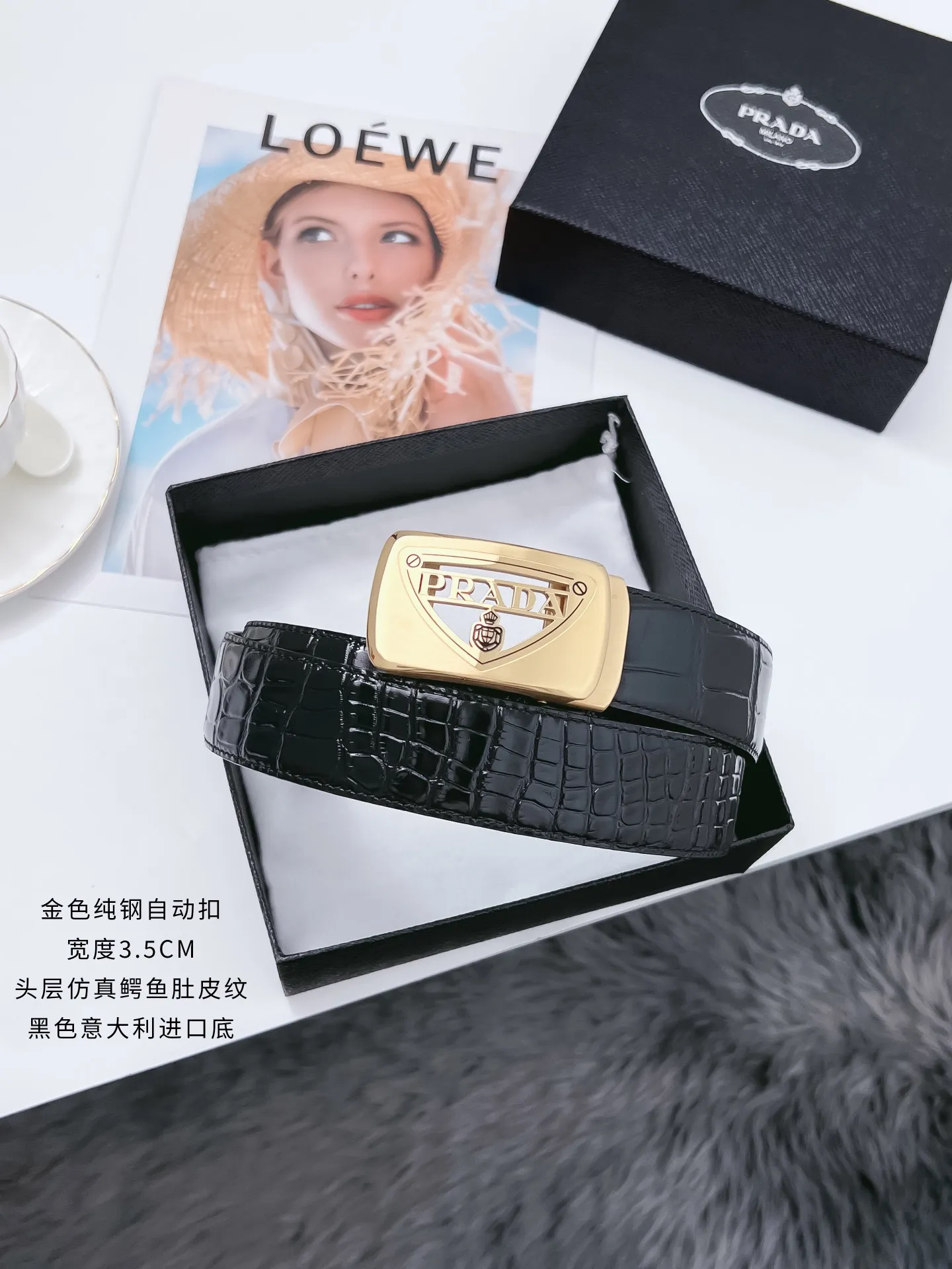 💰440💰Authentic packaging💰 💍Purchase-grade Prada stainless steel automatic buckle belt, width 3.5CM KGB2I180, high-quality style, high-end and durable. The imported top layer simulates crocodile belly patterns, which are comparable to real crocodiles, and the durability and patterns are very similar. Bottom leather: cowhide imported from Italy, pure imported to ensure durability. Button head: 316 stainless steel buckle (gold, silver) Size; 100-125CM (can be cut) Packaging: full set of packaging