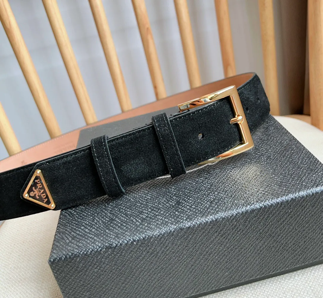 💰480💰Full package💰 💍Purchase-grade PRADA (Prada) ⚡️🌹The latest model at the counter. This suede leather belt has a simple yet exquisite style. The end is eye-catchingly decorated with an enamel triangular metal logo⚡️🌹It is the brand's iconic material. Unisex Width 3.5cm