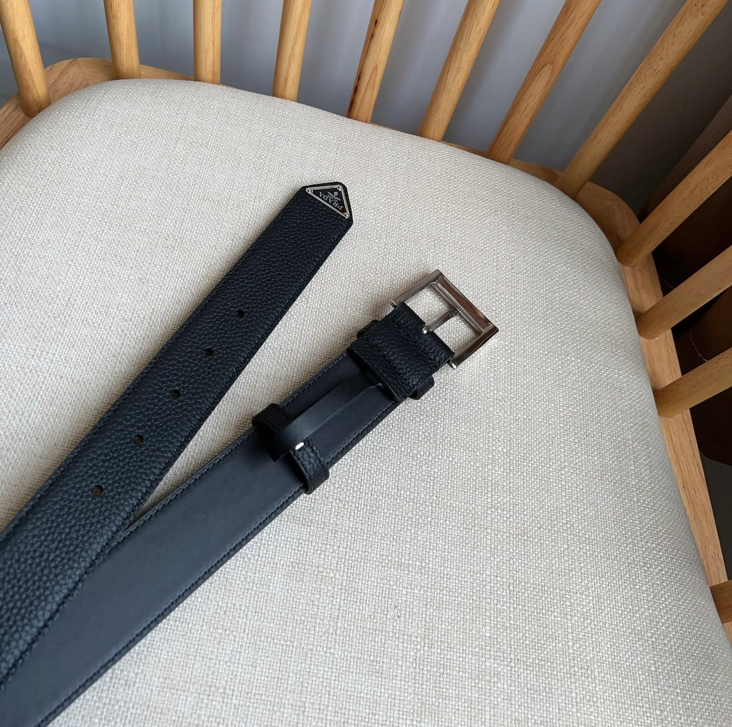 💰480💰Full package💰 💍Purchase-grade latest model from PRADA counters. The tip of this leather belt is decorated with the iconic enameled metal triangle logo. This logo was designed by Mario Prada. It first appeared on the brand's suitcase in 1913. Width 3.5cm