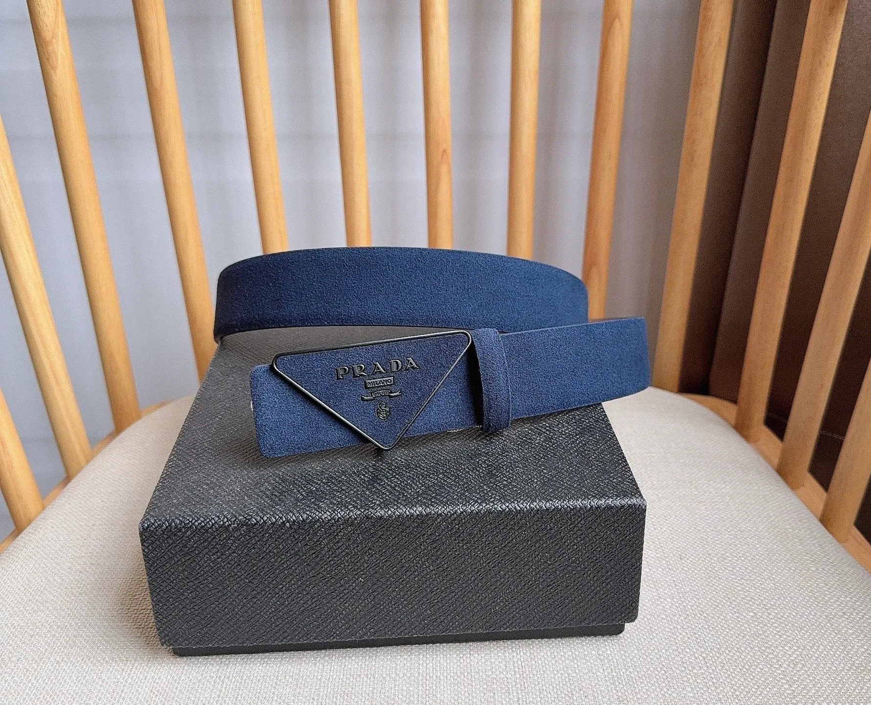💰460💰Full package💰 💍Purchase level PRADA (Prada) ⚡️🌹Latest model at the counter 🎉🎉🎉 This soft suede leather belt has a simple and exquisite design. The triangular logo metal buckle adds the finishing touch to modern accessories. It has unique features and modernity, presenting a refined texture. ⚡️🌹Width: 3.5cm