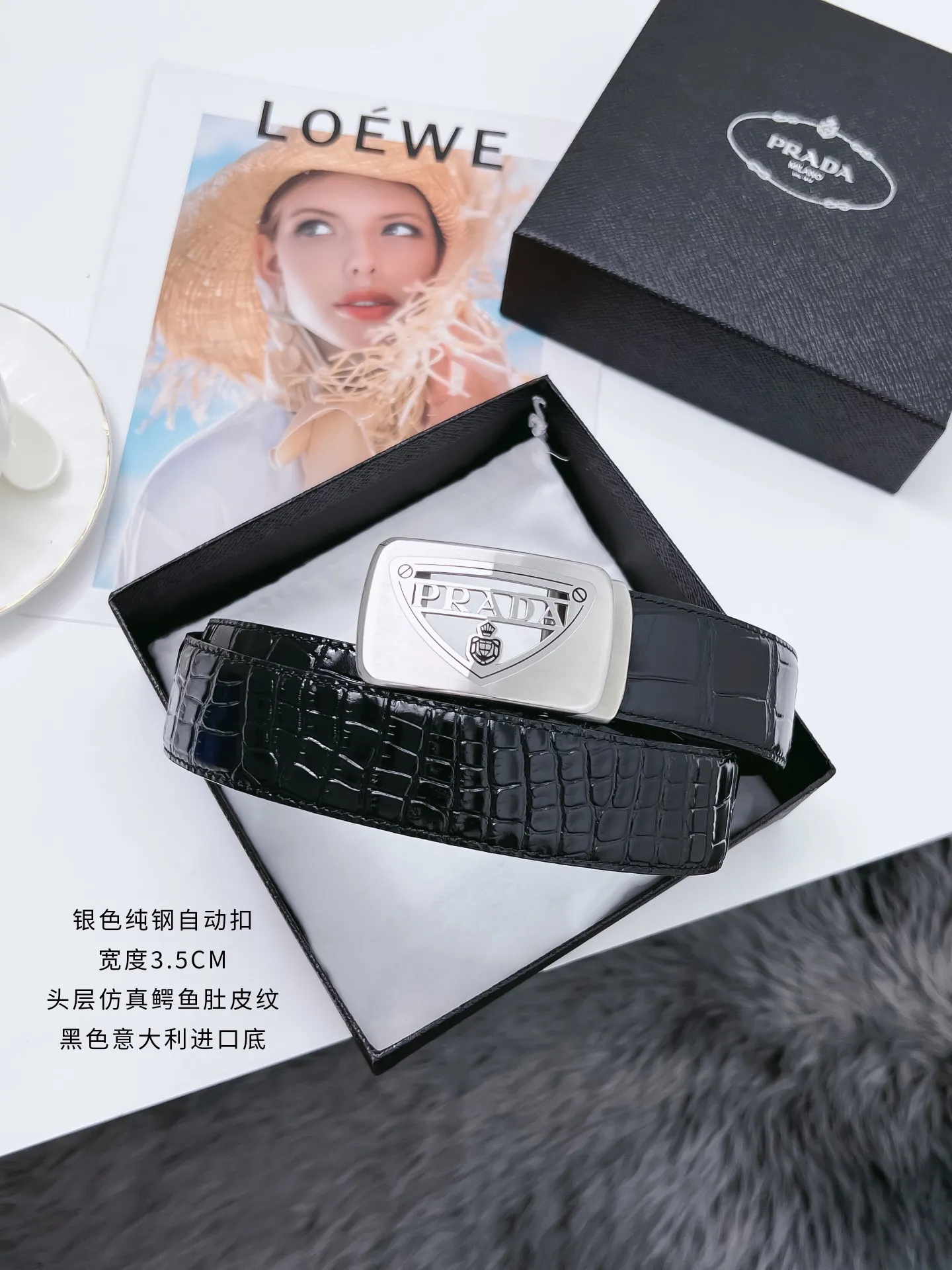💰440💰Authentic packaging💰 💍Purchase-grade Prada stainless steel automatic buckle belt, width 3.5CM KGB2I180, high-quality style, high-end and durable. The imported top layer simulates crocodile belly patterns, which are comparable to real crocodiles, and the durability and patterns are very similar. Bottom leather: cowhide imported from Italy, pure imported to ensure durability. Button head: 316 stainless steel buckle (gold, silver) Size; 100-125CM (can be cut) Packaging: full set of packaging