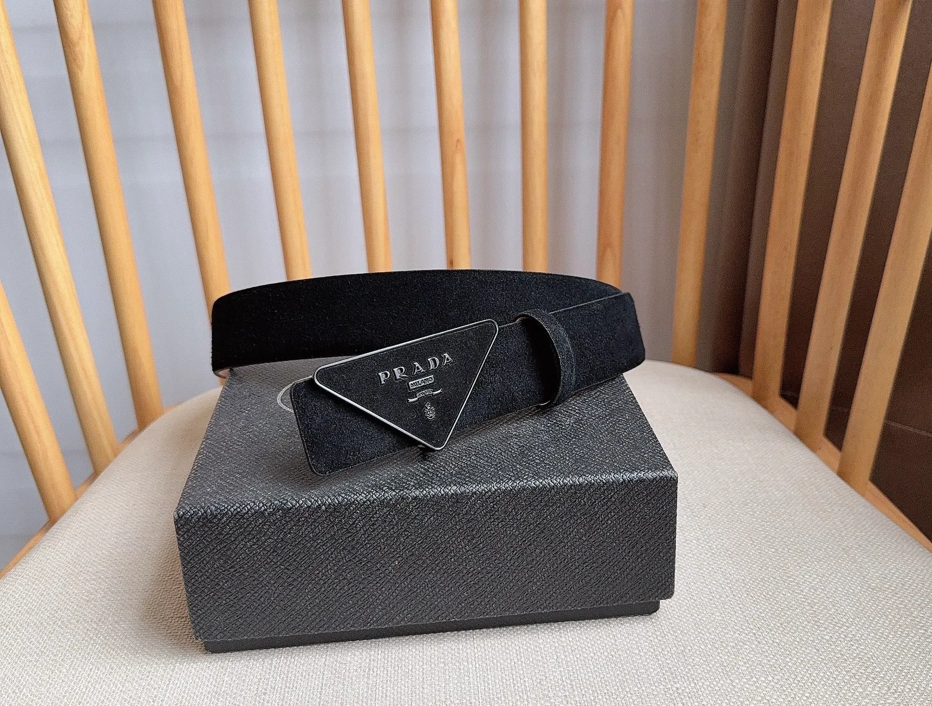 💰460💰Full package💰 💍Purchase level PRADA (Prada) ⚡️🌹Latest model at the counter 🎉🎉🎉 This soft suede leather belt has a simple and exquisite design. The triangular logo metal buckle adds the finishing touch to modern accessories. It has unique features and modernity, presenting a refined texture. ⚡️🌹Width: 3.5cm