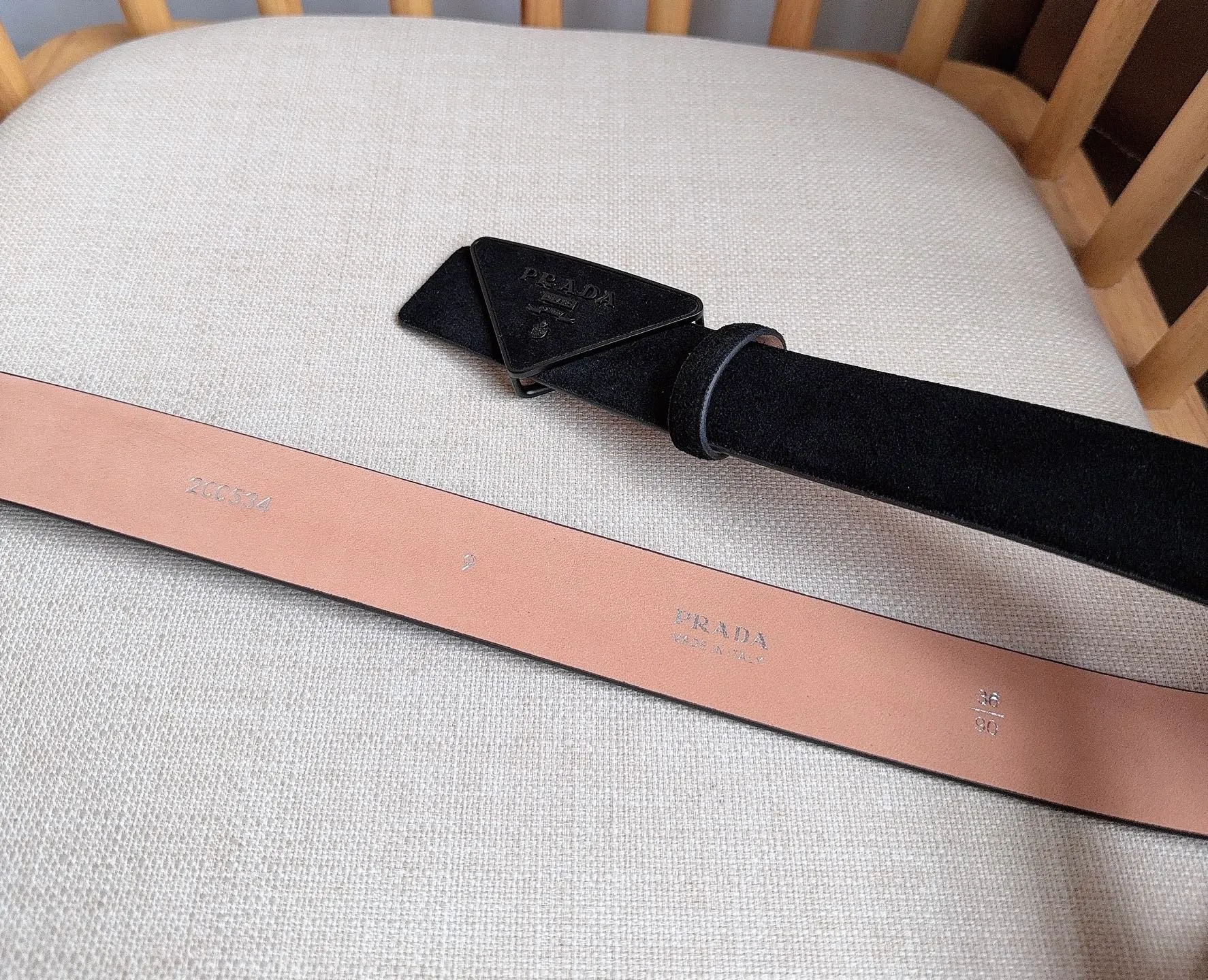 💰460💰Full package💰 💍Purchase level PRADA (Prada) ⚡️🌹Latest model at the counter 🎉🎉🎉 This soft suede leather belt has a simple and exquisite design. The triangular logo metal buckle adds the finishing touch to modern accessories. It has unique features and modernity, presenting a refined texture. ⚡️🌹Width: 3.5cm
