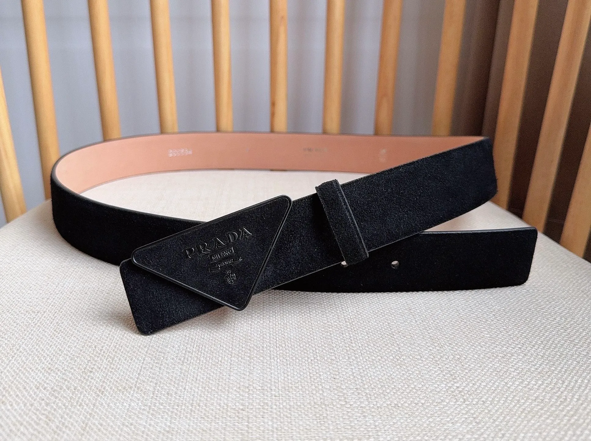 💰460💰Full package💰 💍Purchase level PRADA (Prada) ⚡️🌹Latest model at the counter 🎉🎉🎉 This soft suede leather belt has a simple and exquisite design. The triangular logo metal buckle adds the finishing touch to modern accessories. It has unique features and modernity, presenting a refined texture. ⚡️🌹Width: 3.5cm