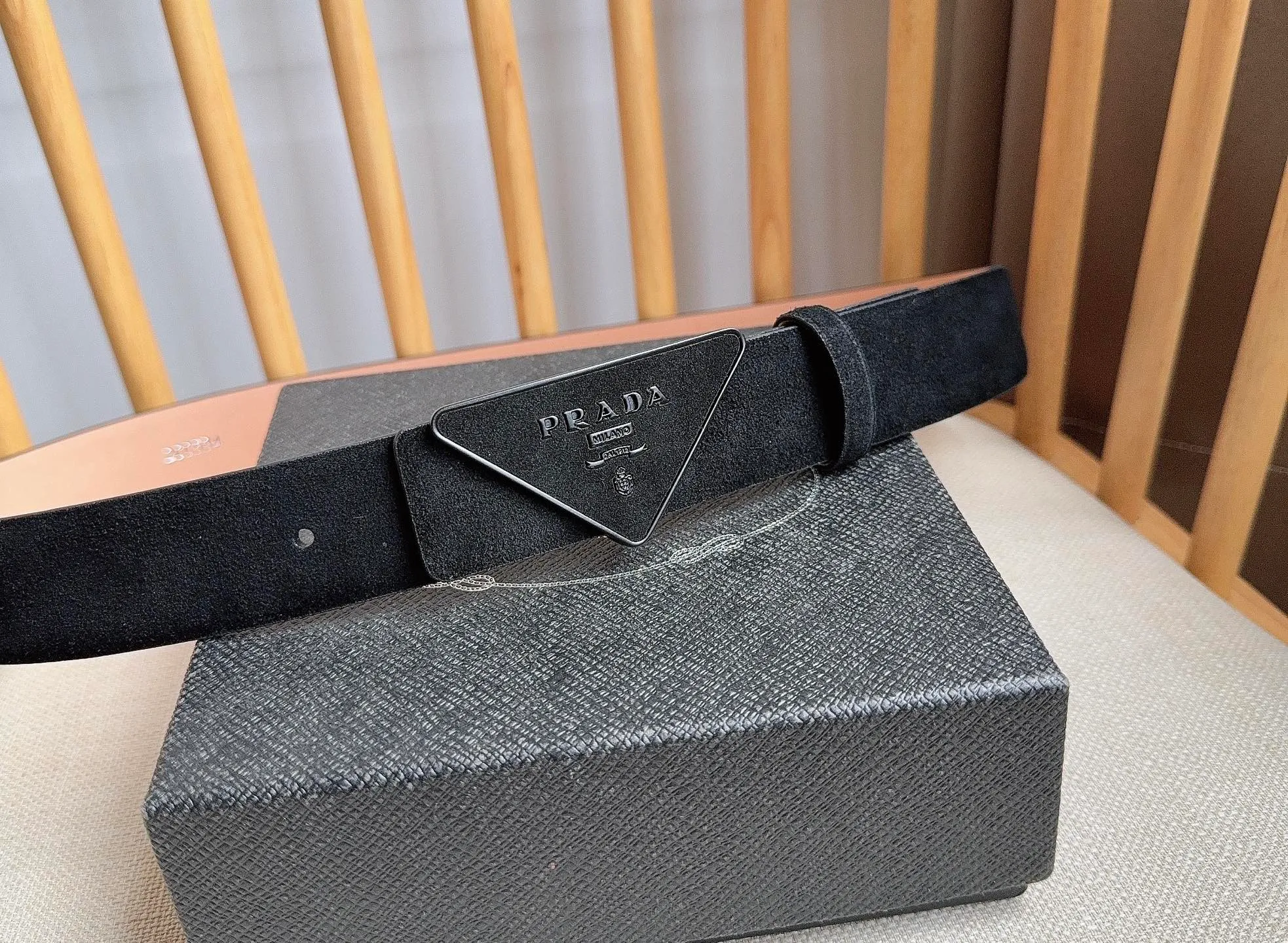 💰460💰Full package💰 💍Purchase level PRADA (Prada) ⚡️🌹Latest model at the counter 🎉🎉🎉 This soft suede leather belt has a simple and exquisite design. The triangular logo metal buckle adds the finishing touch to modern accessories. It has unique features and modernity, presenting a refined texture. ⚡️🌹Width: 3.5cm