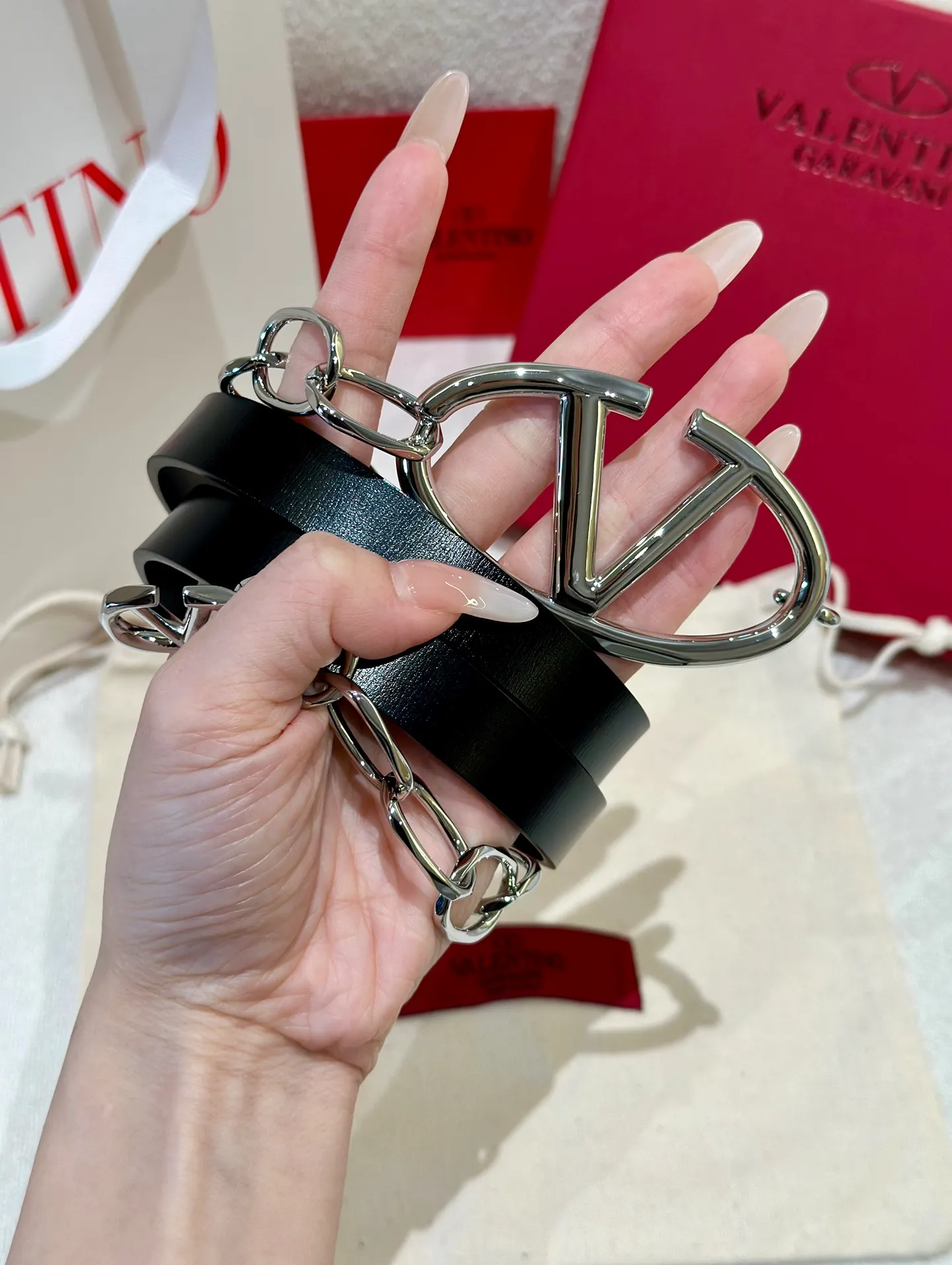 💰520💰Full set of packaging💰 💍Valentino, genuine grade, real shot of large goods‼ ️ Chain waist chain, brick buckle, with super chic feel, retro fork looks elegant, fashionable and individual! It's really smart and cute. It can be worn on the upper body to perfectly modify the figure. It's a must-have for fashion. ZP customization. The same brass material as the counter. Code number: 75.80.85.90.95