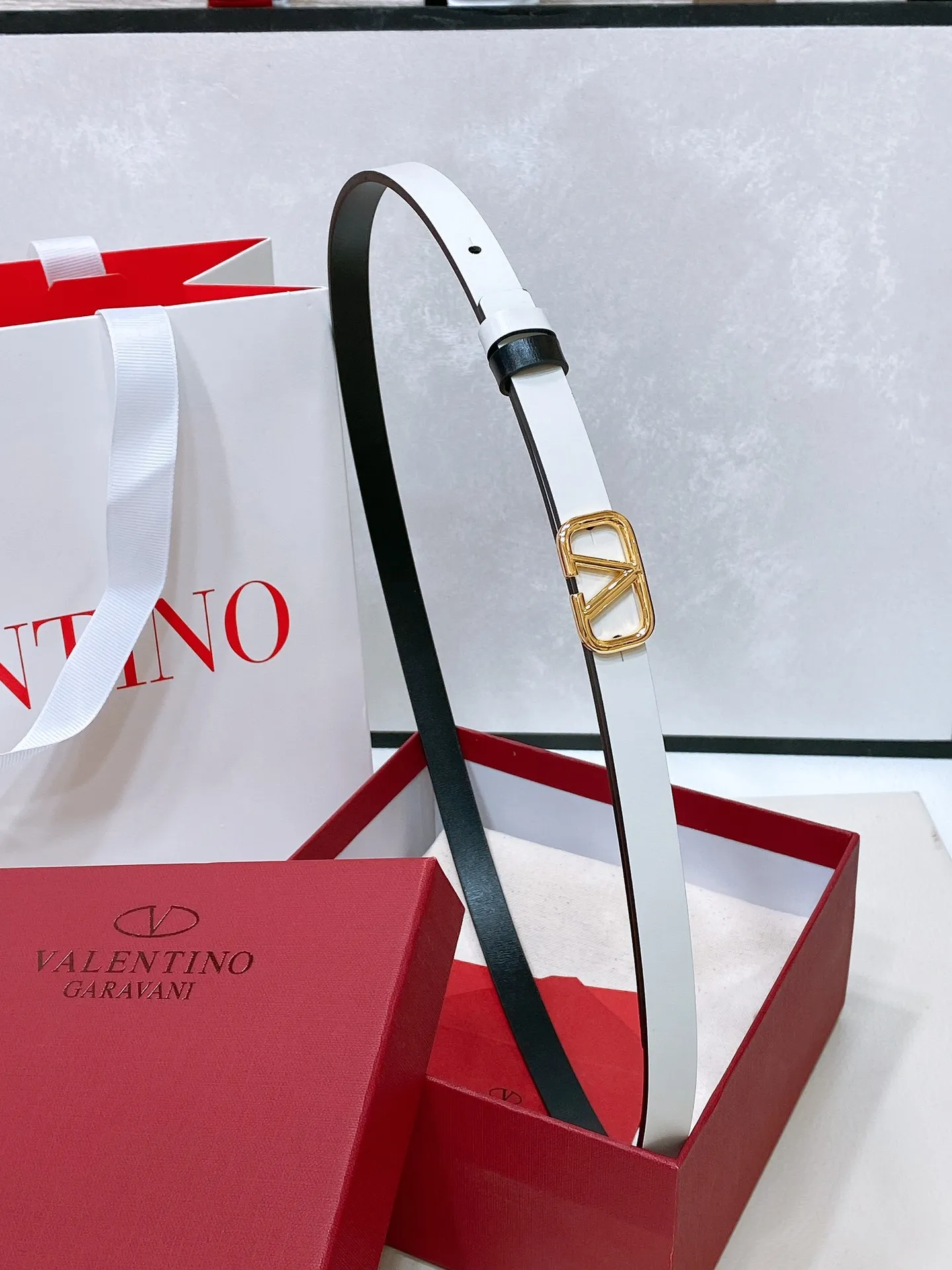 💰440💰Full package💰 💍Purchase level Valentino VLOGO SIGNATURE reversible calfskin belt - VLOGO SIGNATURE buckle brass metal -Outer metallic calfskin -Inner glossy calfskin -Width: 1 cm