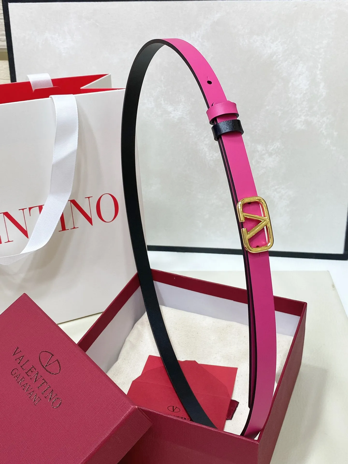 💰440💰Full package💰 💍Purchase level Valentino VLOGO SIGNATURE reversible calfskin belt - VLOGO SIGNATURE buckle brass metal -Outer metallic calfskin -Inner glossy calfskin -Width: 1 cm