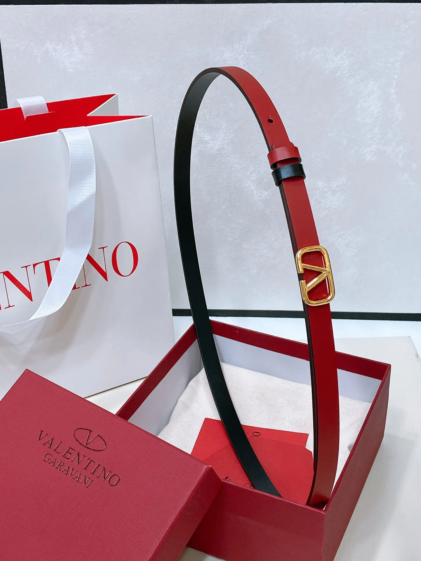 💰440💰Full package💰 💍Purchase level Valentino VLOGO SIGNATURE reversible calfskin belt - VLOGO SIGNATURE buckle brass metal -Outer metallic calfskin -Inner glossy calfskin -Width: 1 cm