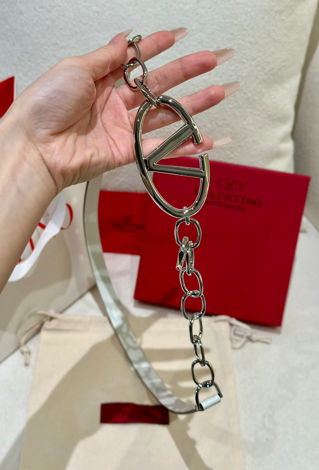 💰520💰Full set of packaging💰 💍Valentino, genuine grade, real shot of large goods‼ ️ Chain waist chain, brick buckle, with super chic feel, retro fork looks elegant, fashionable and individual! It's really smart and cute. It can be worn on the upper body to perfectly modify the figure. It's a must-have for fashion. ZP customization. The same brass material as the counter. Code number: 75.80.85.90.95