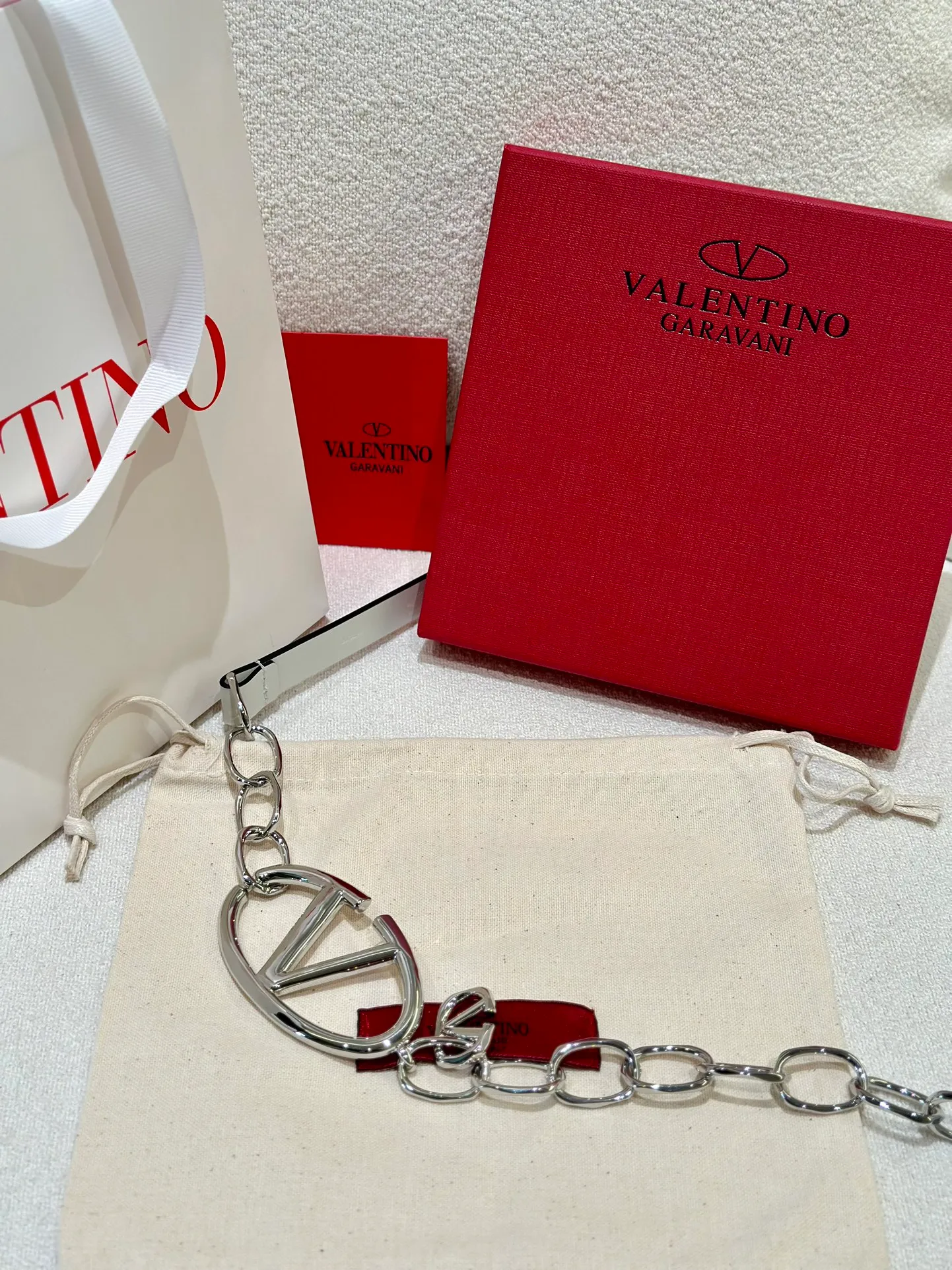 💰520💰Full set of packaging💰 💍Valentino, genuine grade, real shot of large goods‼ ️ Chain waist chain, brick buckle, with super chic feel, retro fork looks elegant, fashionable and individual! It's really smart and cute. It can be worn on the upper body to perfectly modify the figure. It's a must-have for fashion. ZP customization. The same brass material as the counter. Code number: 75.80.85.90.95