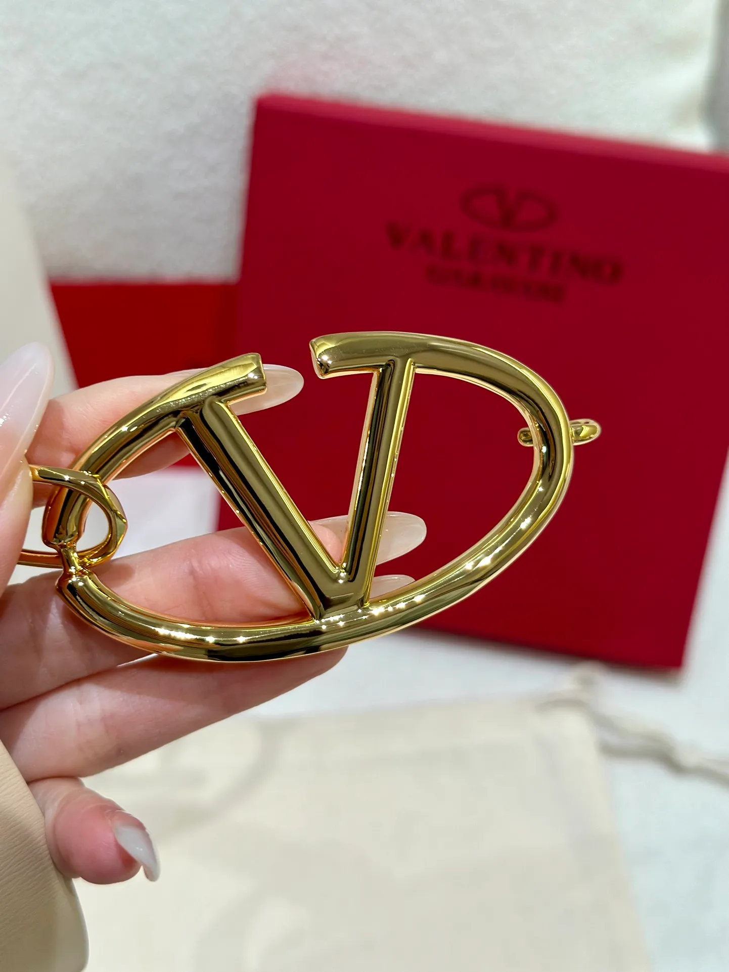 💰520💰Full set of packaging💰 💍Valentino, genuine grade, real shot of large goods‼ ️ Chain waist chain, brick buckle, with super chic feel, retro fork looks elegant, fashionable and individual! It's really smart and cute. It can be worn on the upper body to perfectly modify the figure. It's a must-have for fashion. ZP customization. The same brass material as the counter. Code number: 75.80.85.90.95