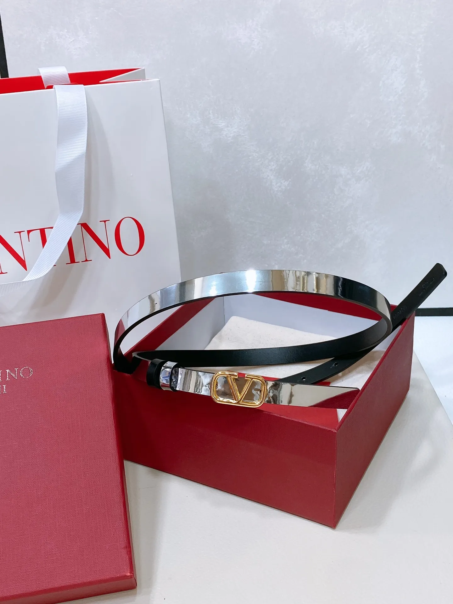 💰440💰Full package💰 💍Purchase level Valentino VLOGO SIGNATURE reversible calfskin belt - VLOGO SIGNATURE buckle brass metal -Outer metallic calfskin -Inner glossy calfskin -Width: 1 cm